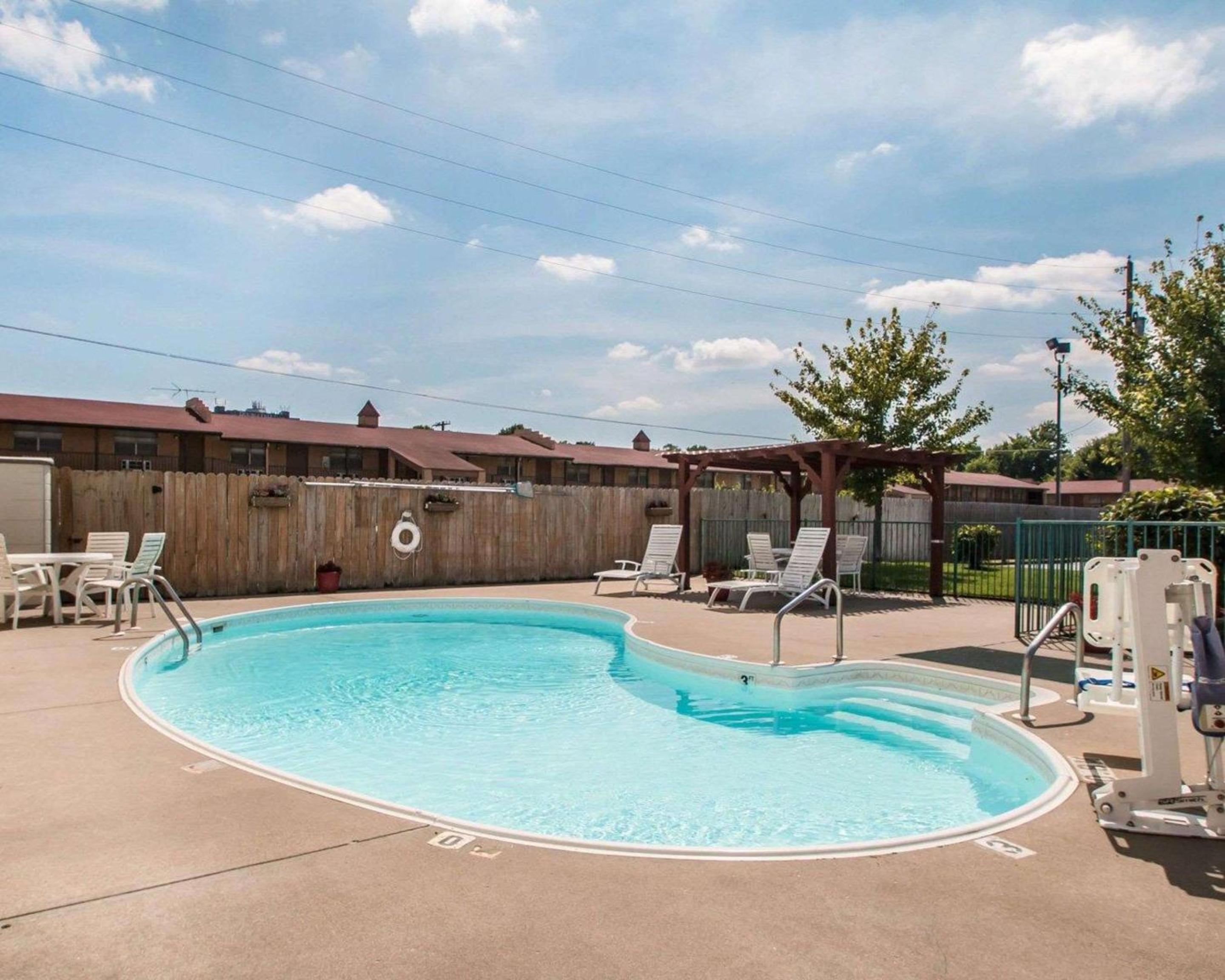 Econo Lodge Springfield I-44 - Image 5