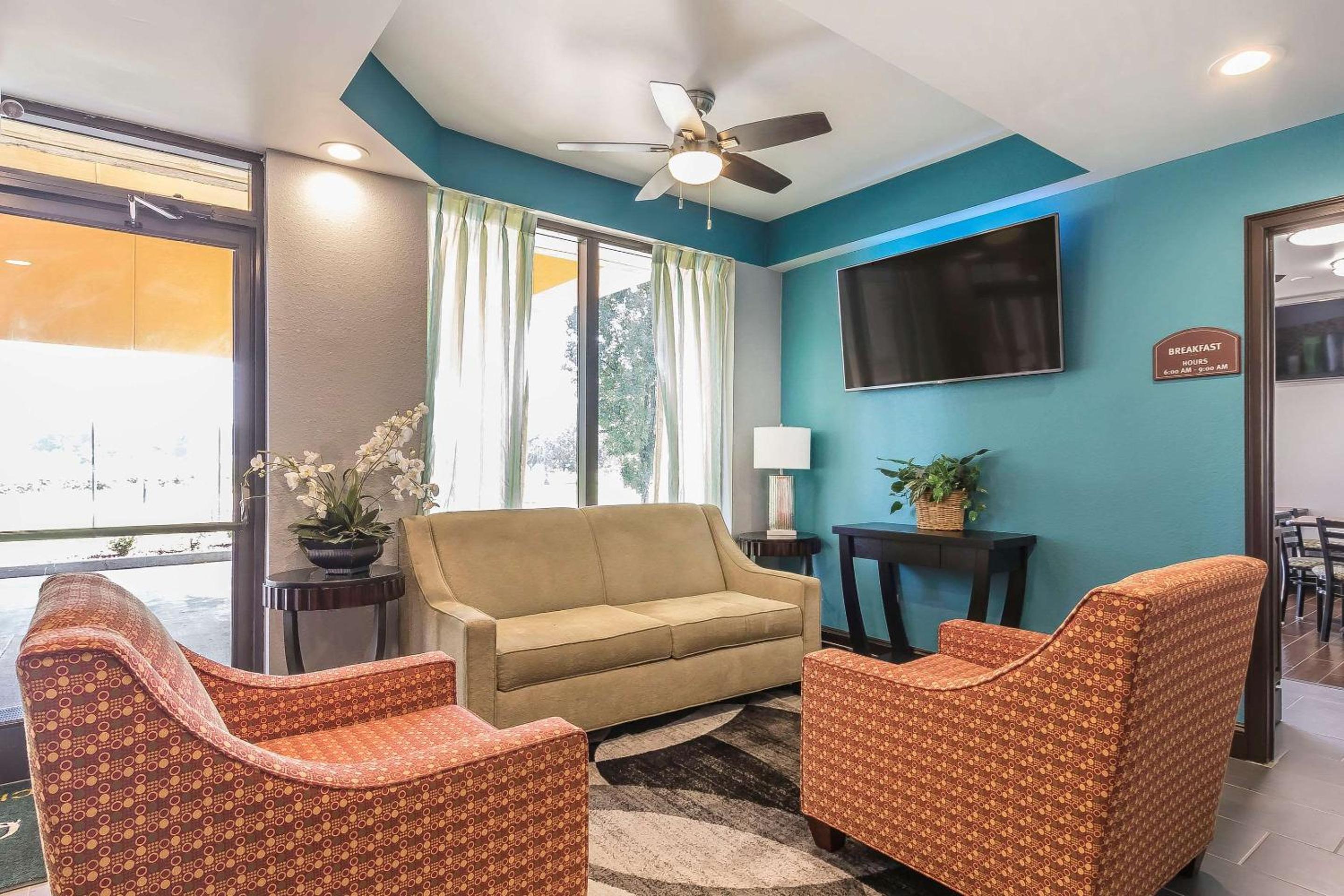 Sikeston Vacations - Quality Inn Charleston - Sikeston - Property Image 3