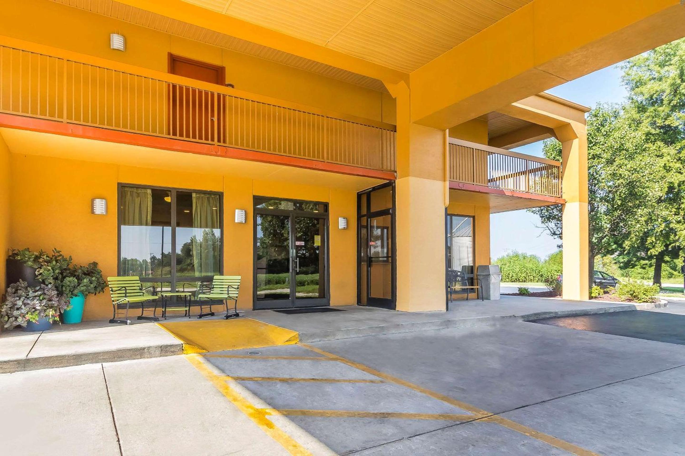 Sikeston Vacations - Quality Inn Charleston - Sikeston - Property Image 2