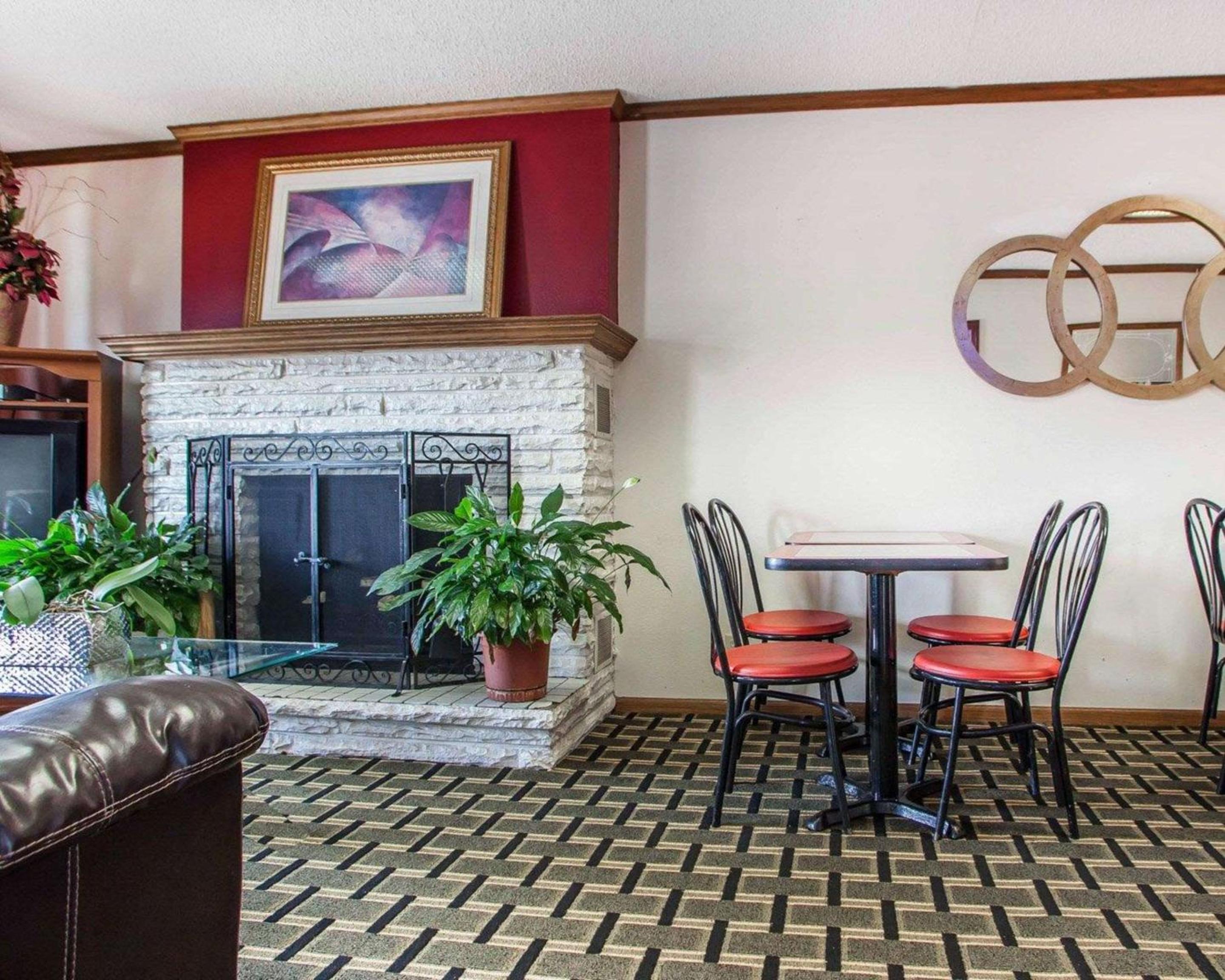 Econo Lodge Cameron view 4