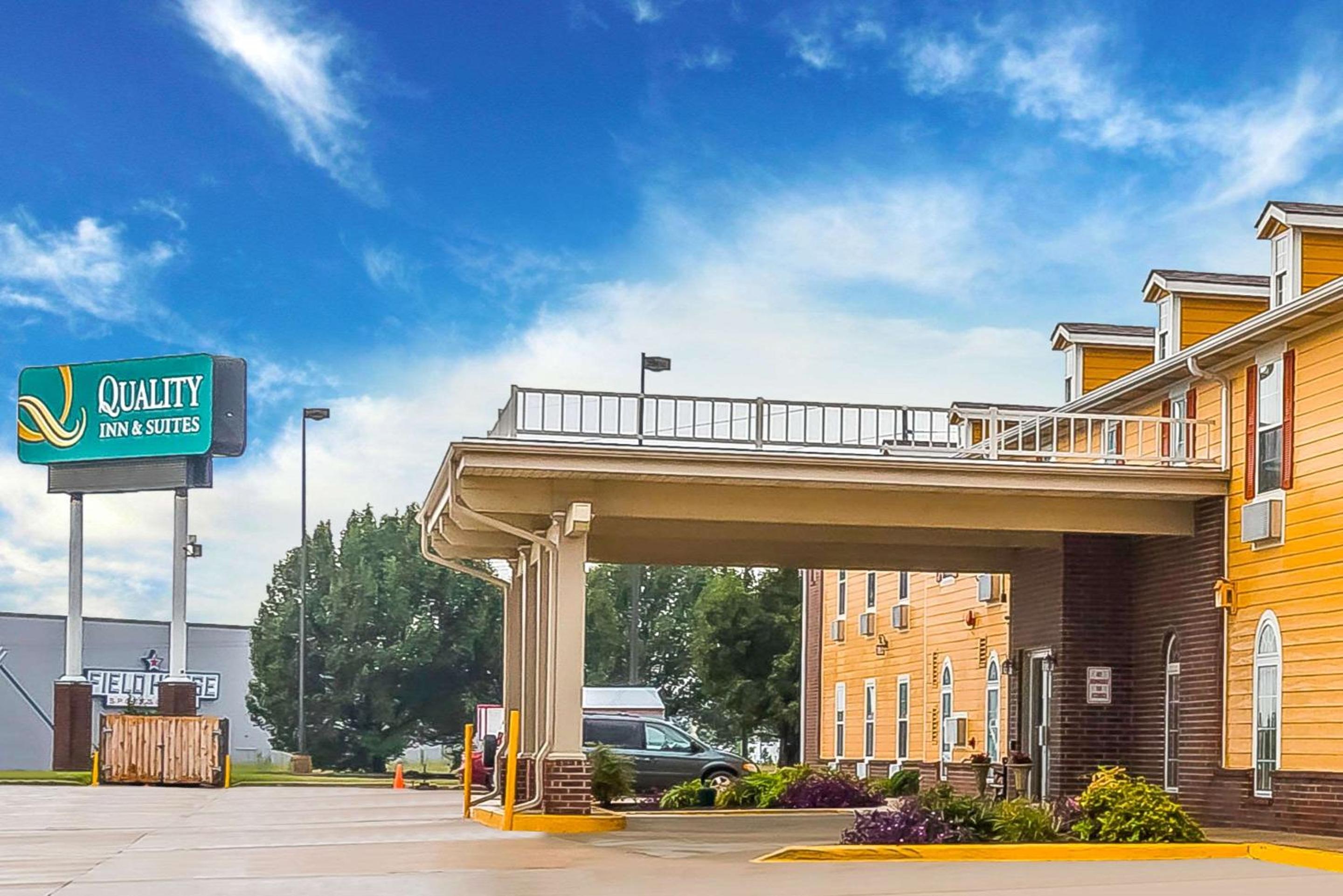 Springfield Vacations - Quality Inn  Suites Chesterfield Village - Property Image 1