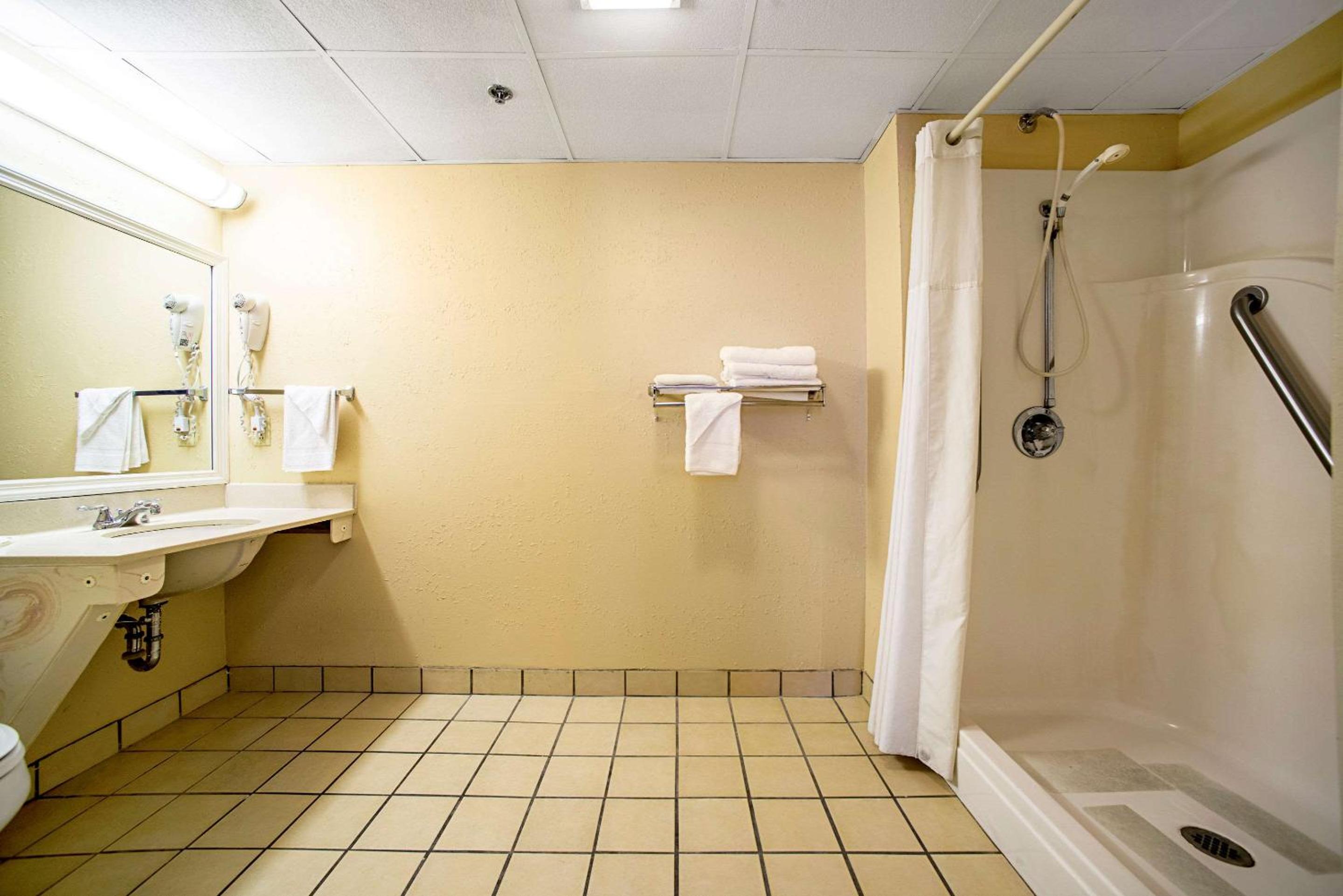 Quality Inn Near Six Flags St. Louis view 3