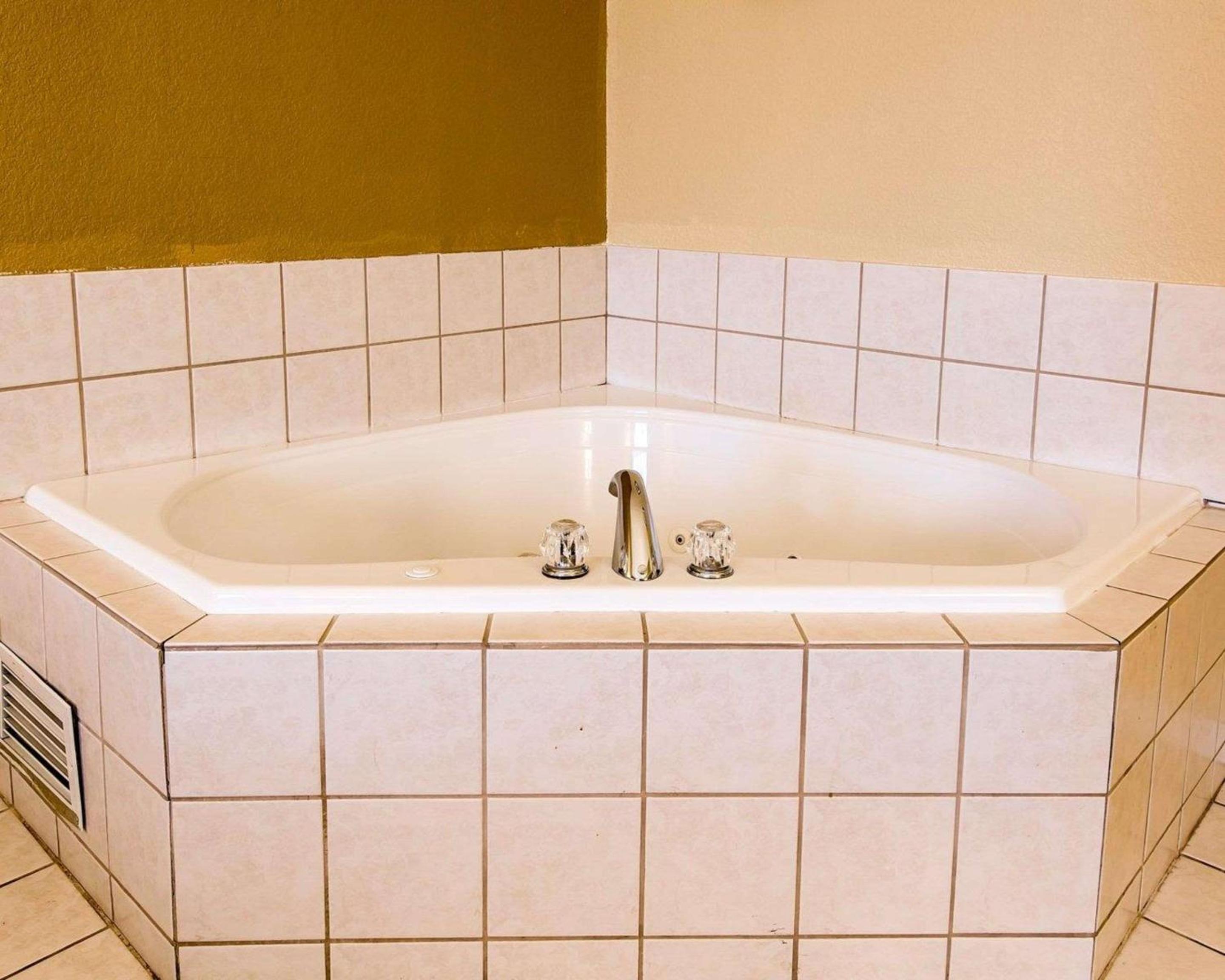 Quality Inn & Suites Bethany