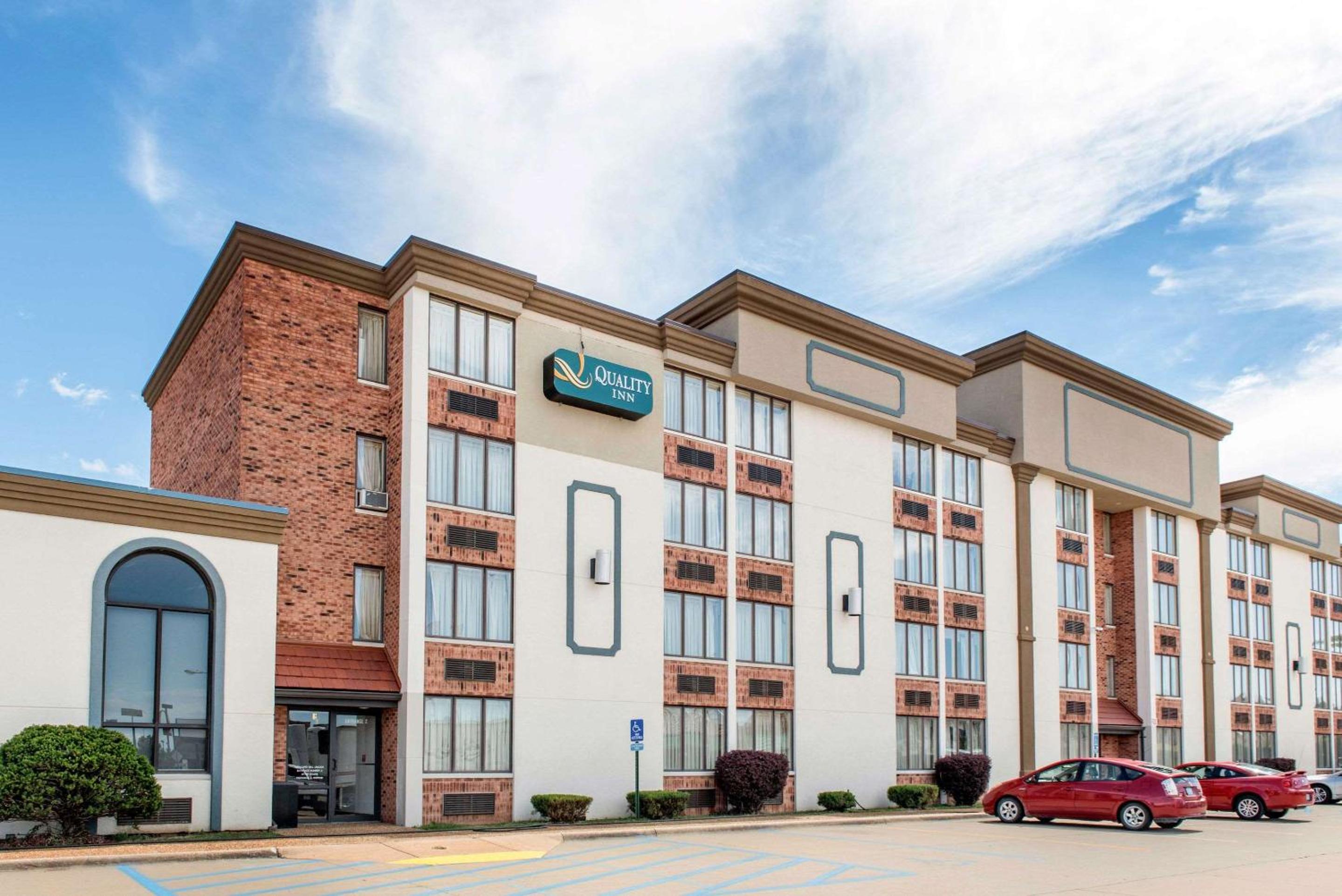 Days Inn & Suites by Wyndham Festus view 2