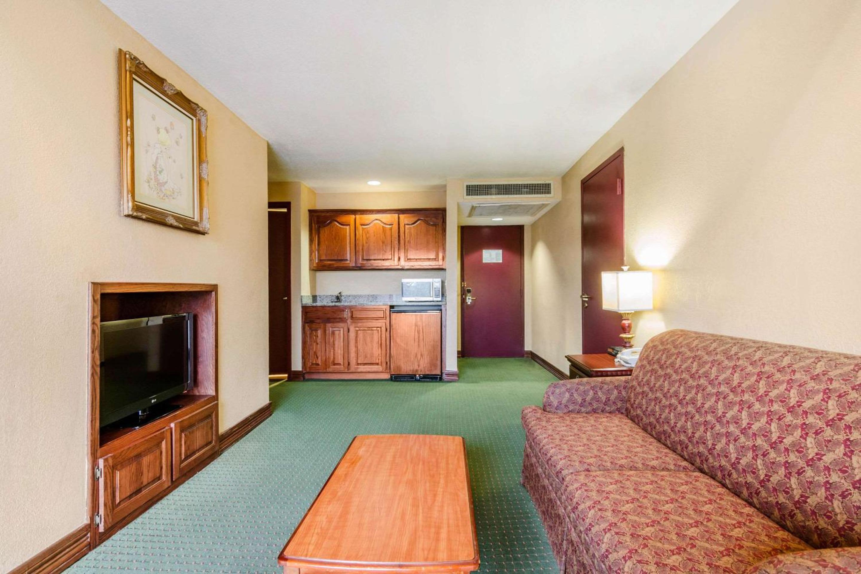 Quality Inn & Suites Carthage near Precious Moments Chapel