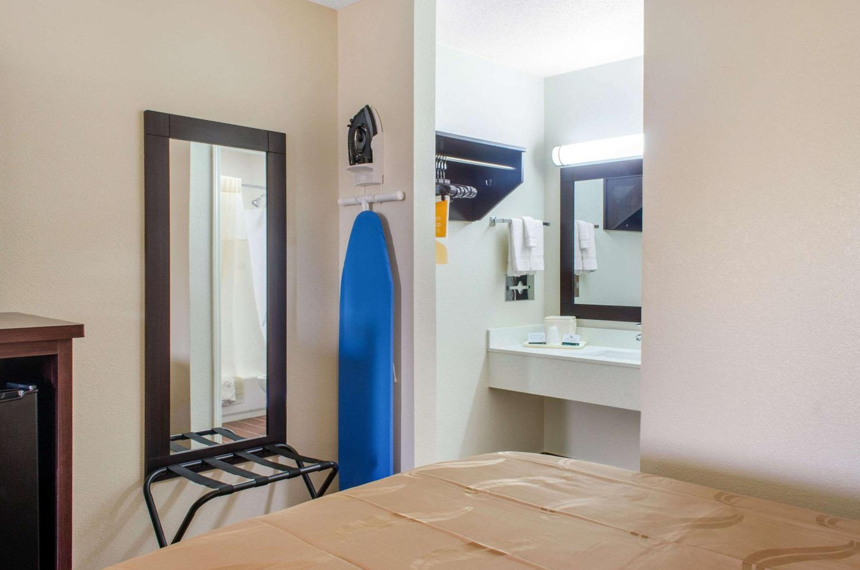 McComb Vacations - Quality Inn - Property Image 2