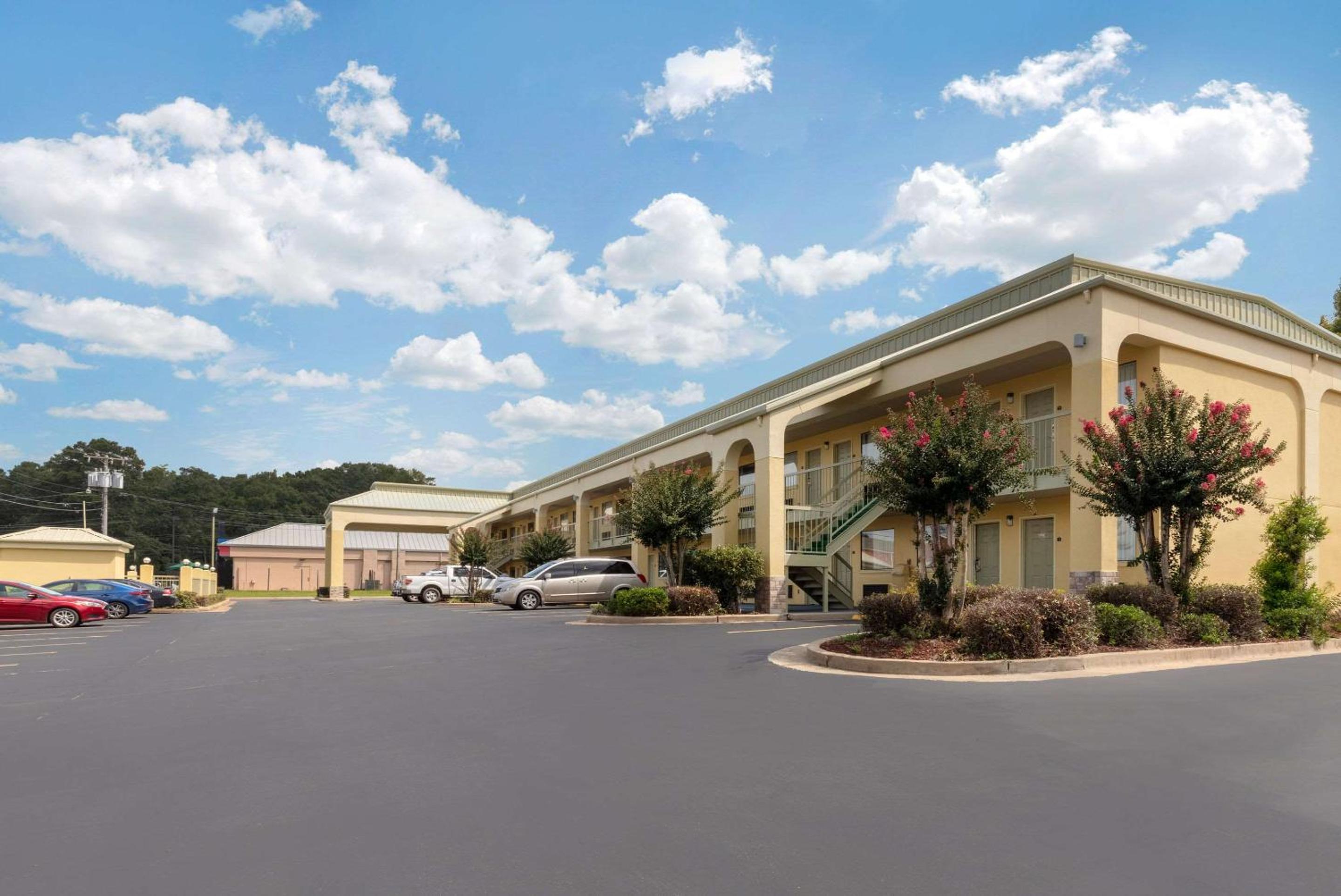 McComb Vacations - Quality Inn - Property Image 25