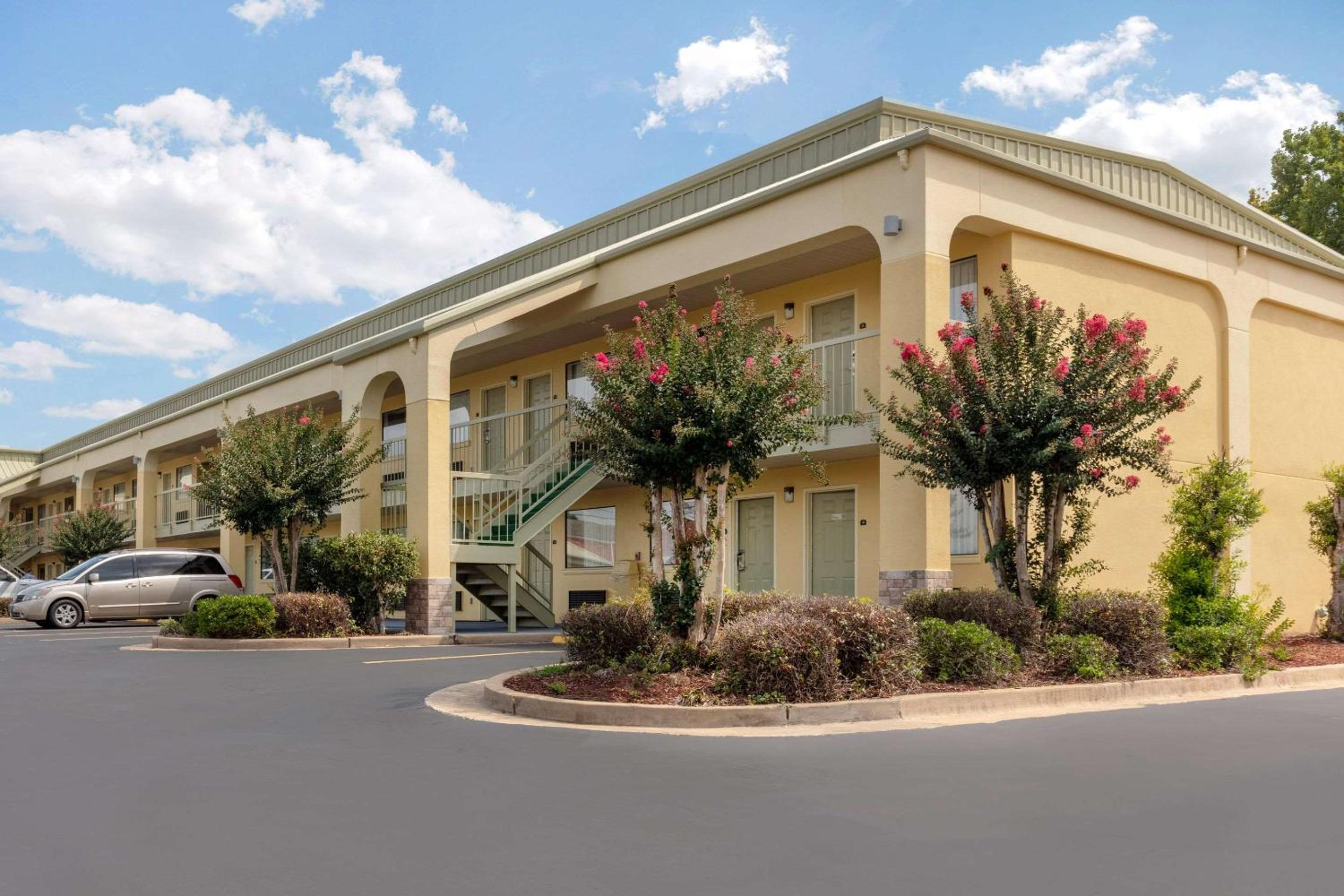 McComb Vacations - Quality Inn - Property Image 2