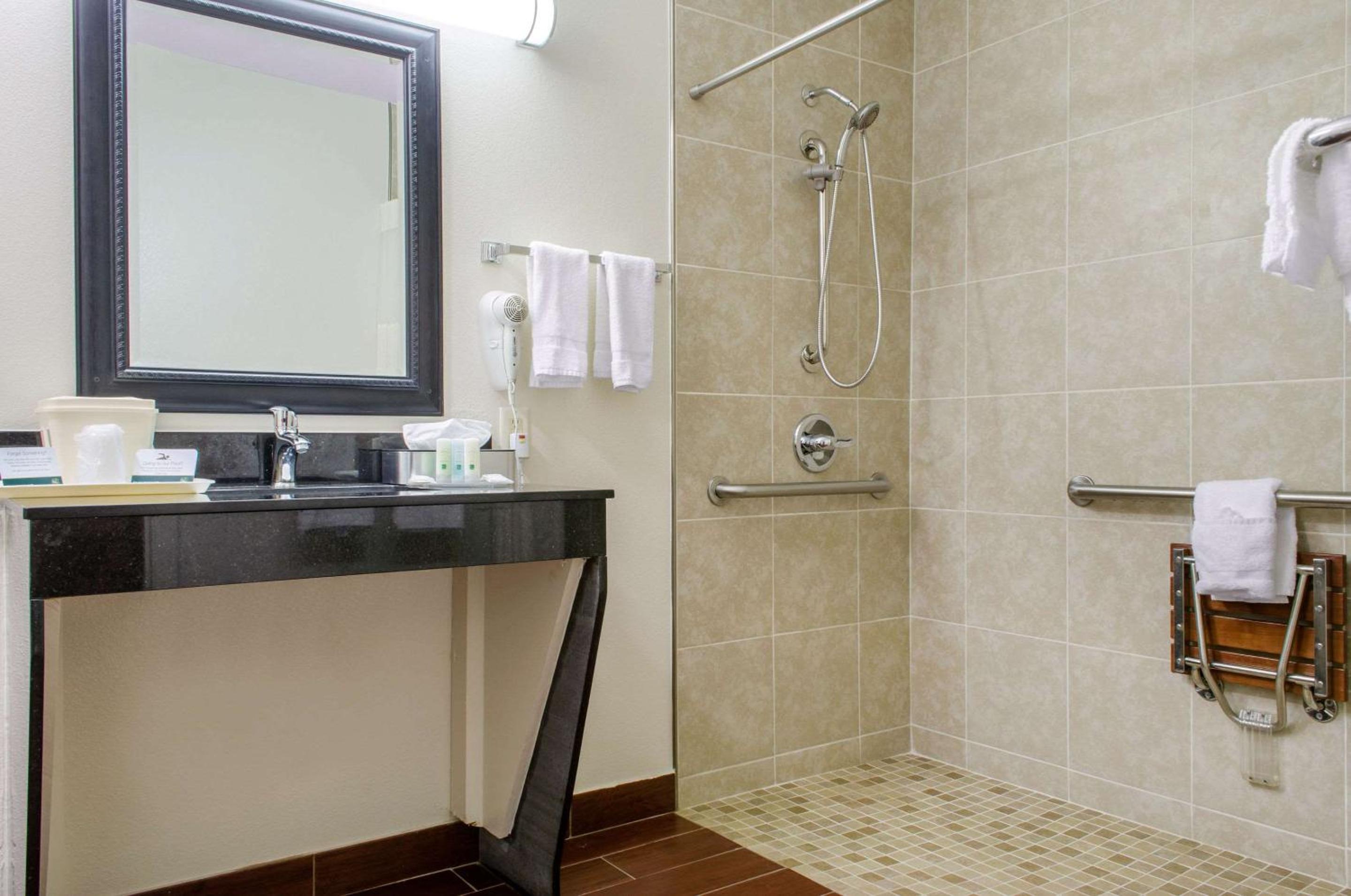 McComb Vacations - Quality Inn - Property Image 9