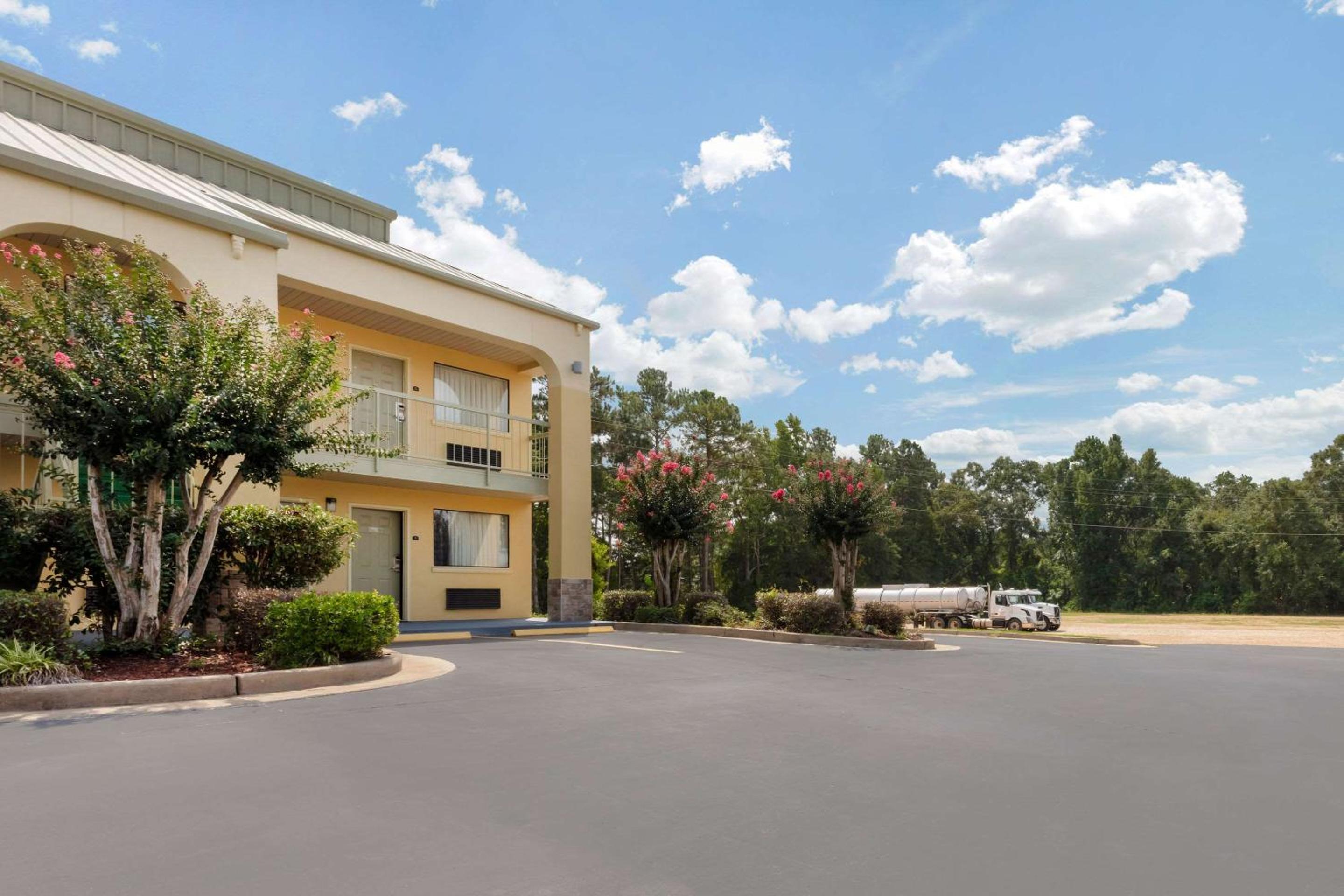 McComb Vacations - Quality Inn - Property Image 3