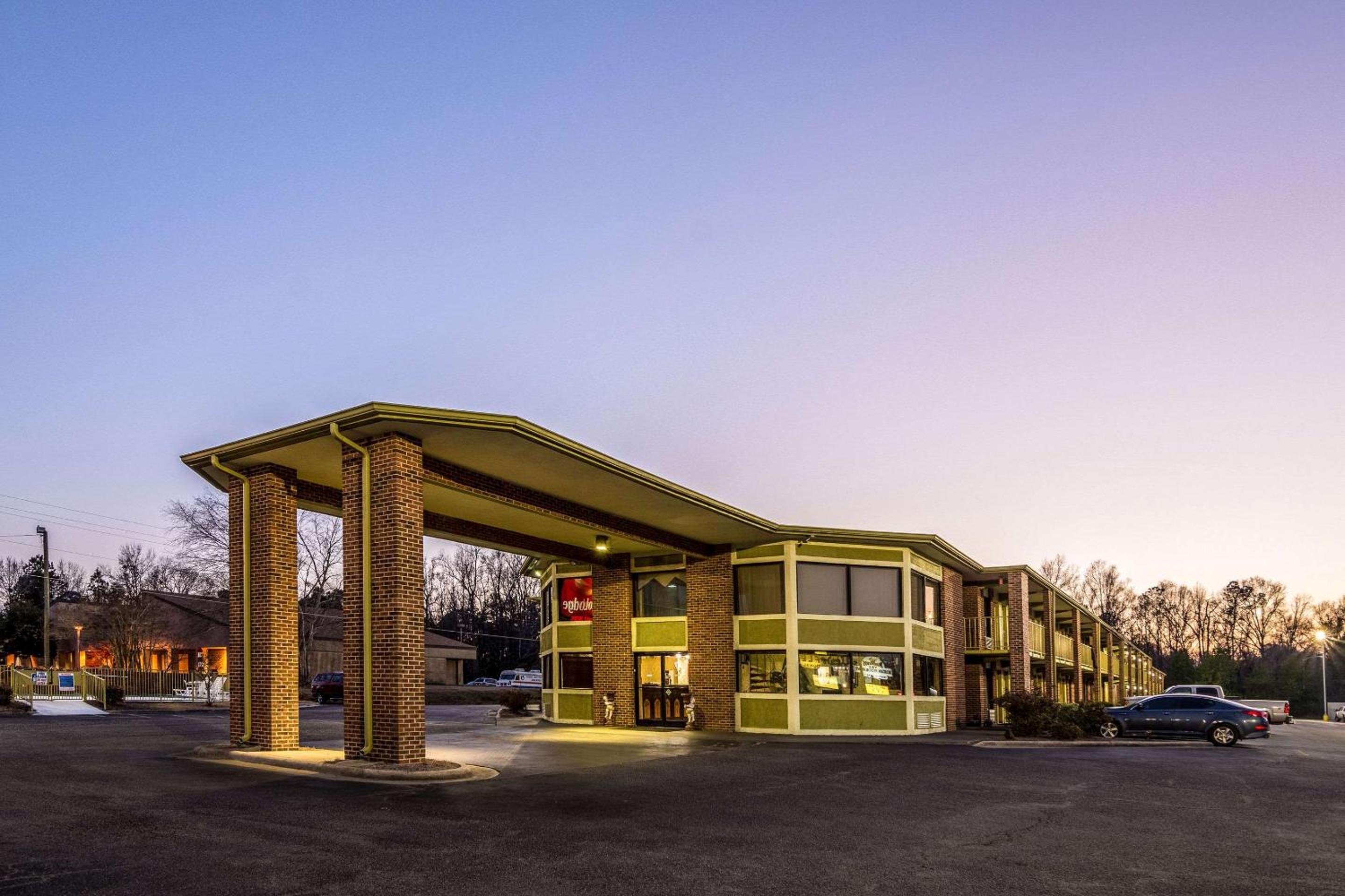 Econo Lodge Whiteville view 2