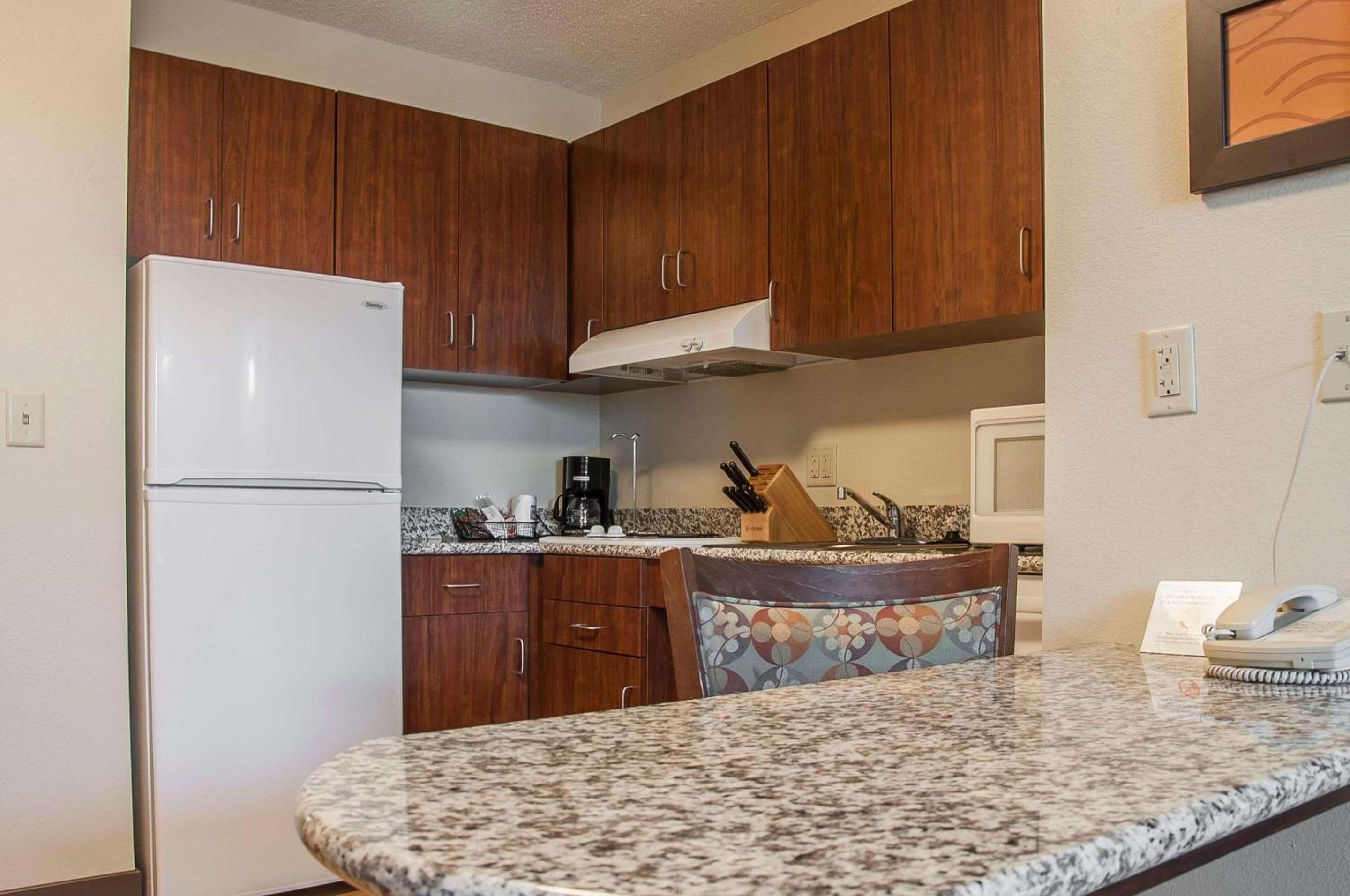 Dickinson Vacations - Comfort Inn - Property Image 2