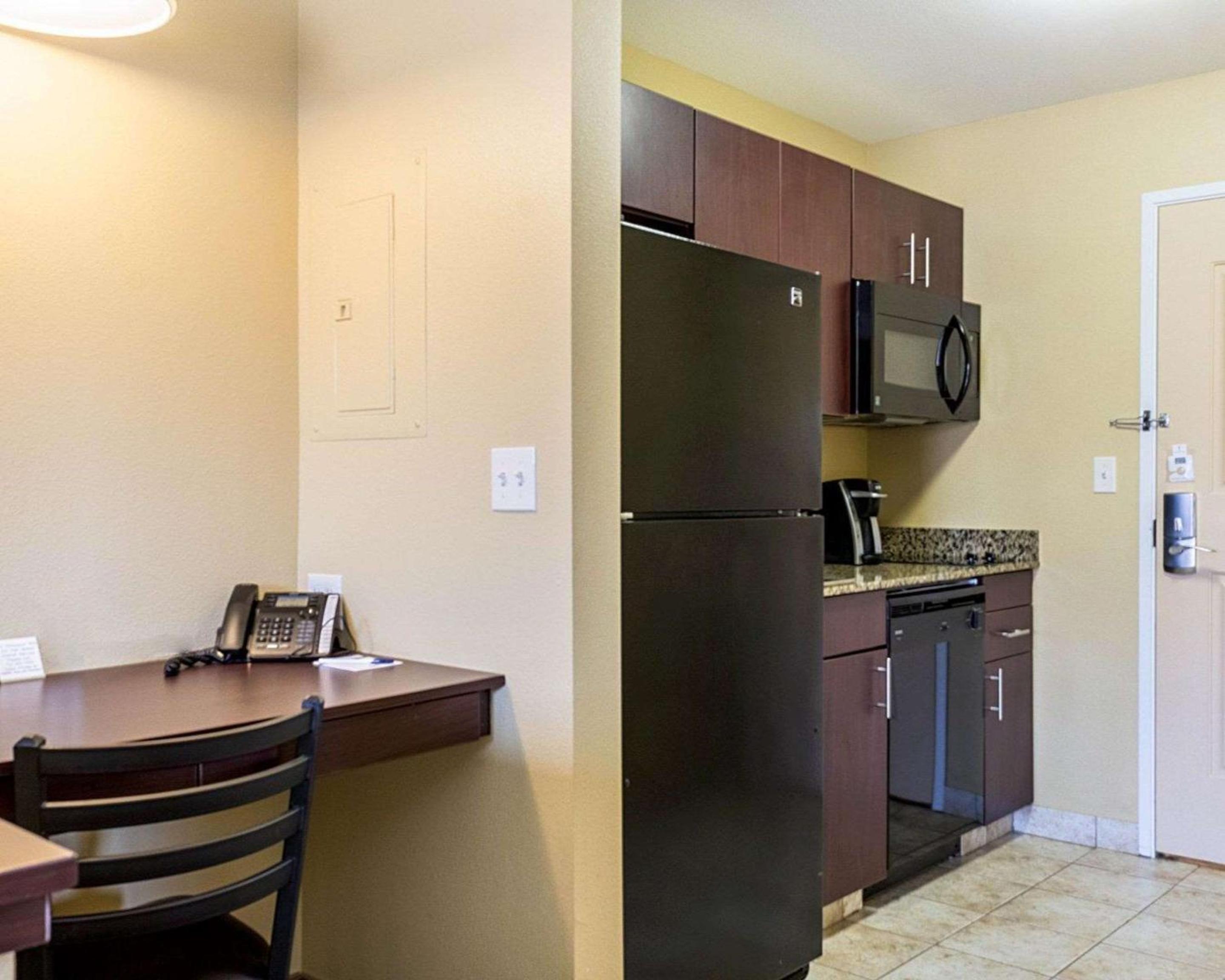 Minot Vacations - MainStay Suites Minot - Property Image 10