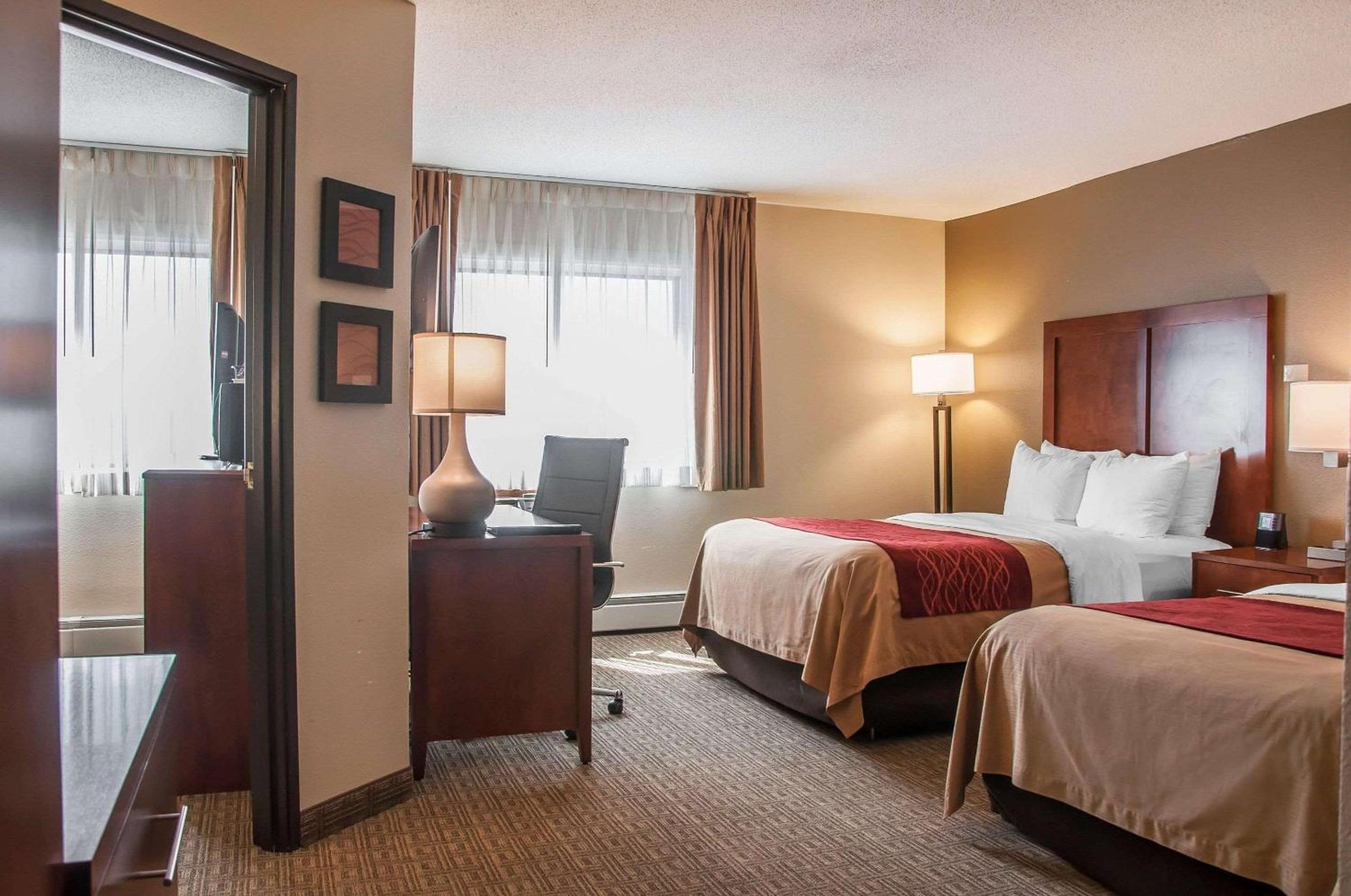 Dickinson Vacations - Comfort Inn - Property Image 8