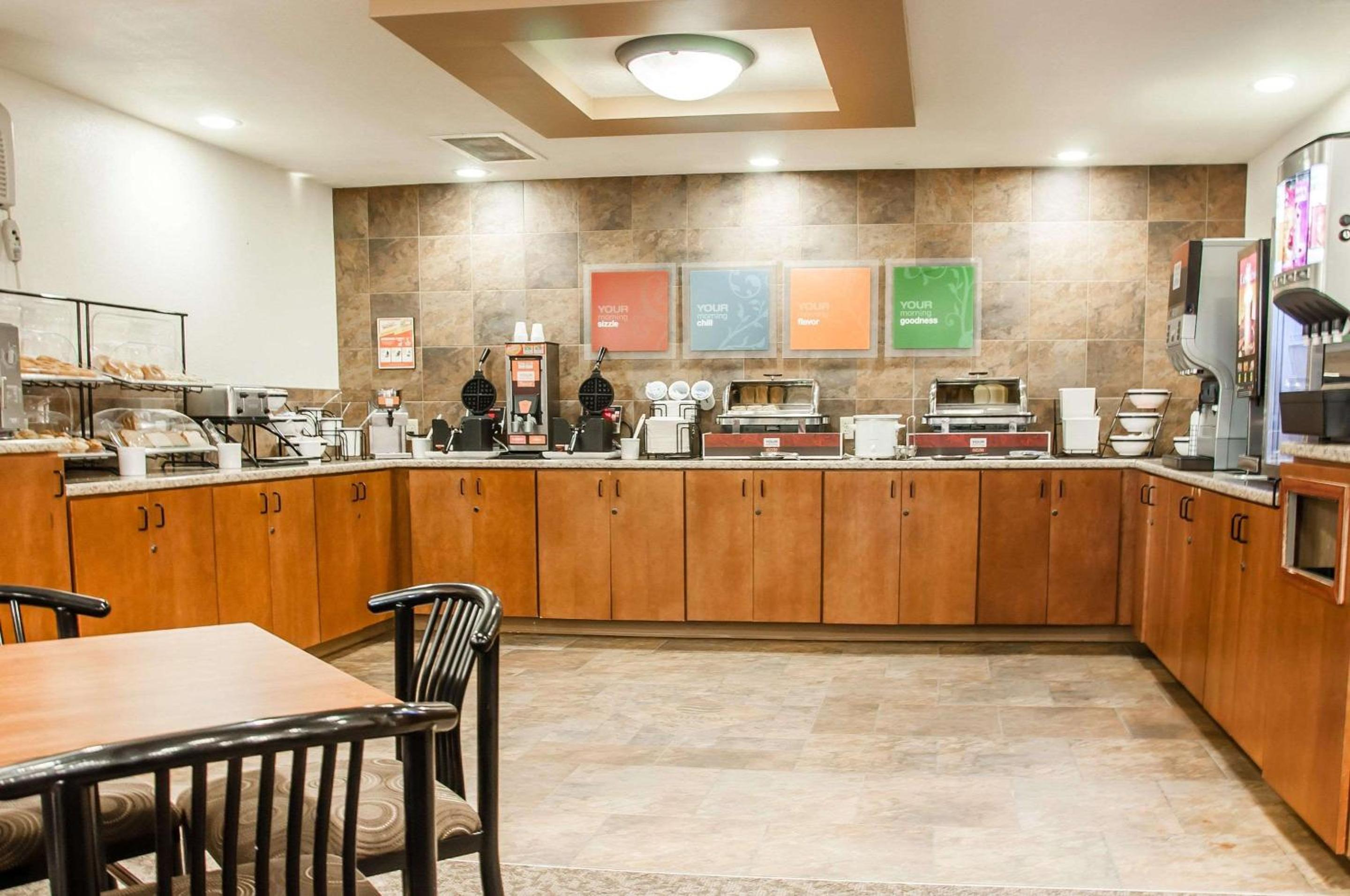 Dickinson Vacations - Comfort Inn - Property Image 11