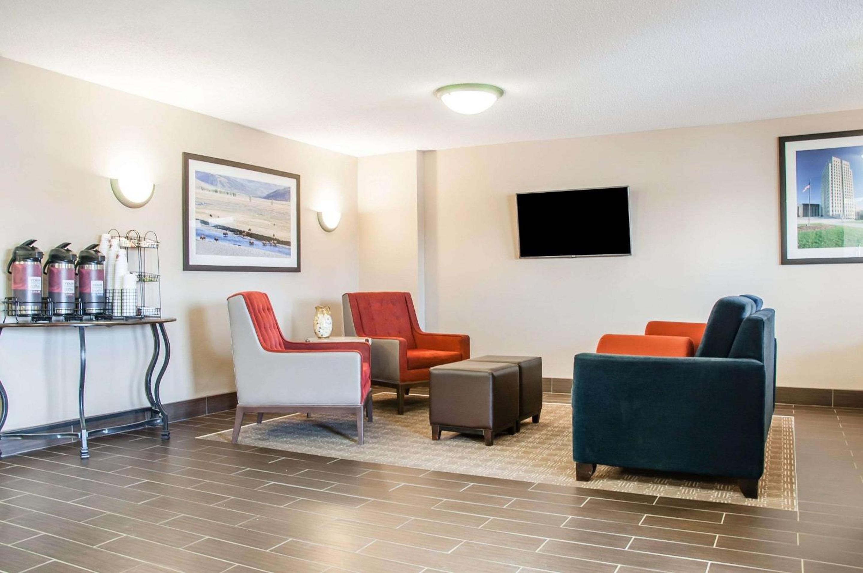 Dickinson Vacations - Comfort Inn - Property Image 12