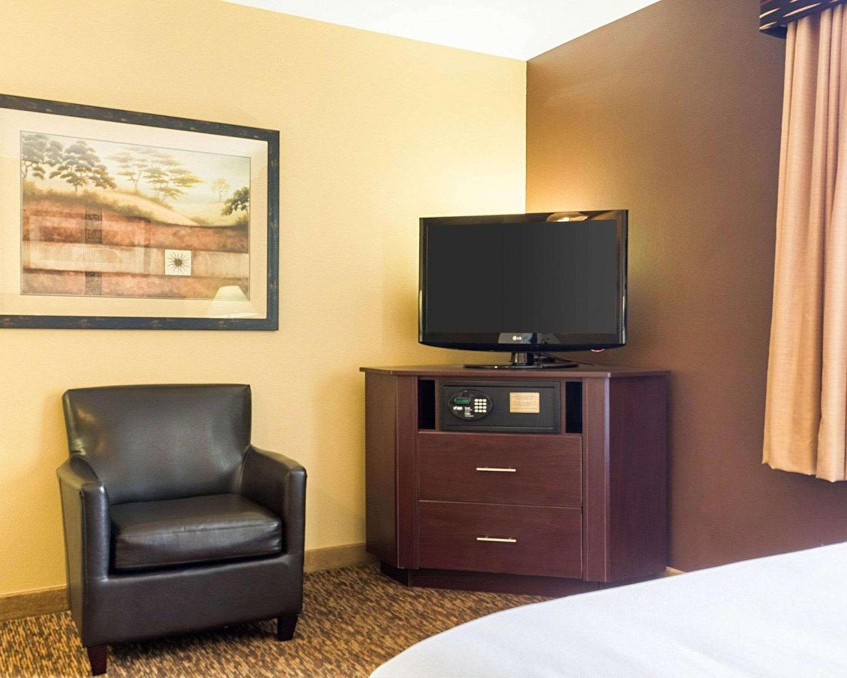Minot Vacations - MainStay Suites Minot - Property Image 2