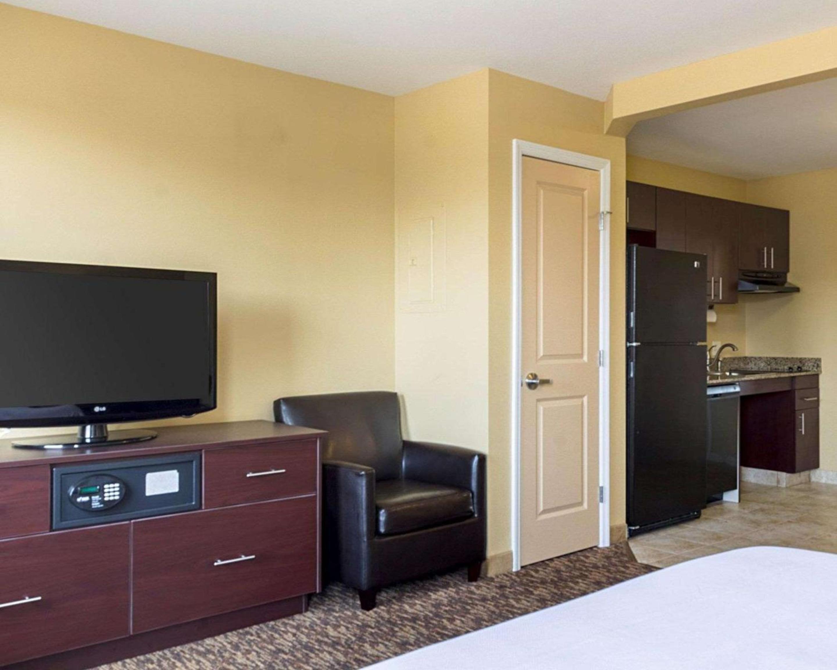 Minot Vacations - MainStay Suites Minot - Property Image 7