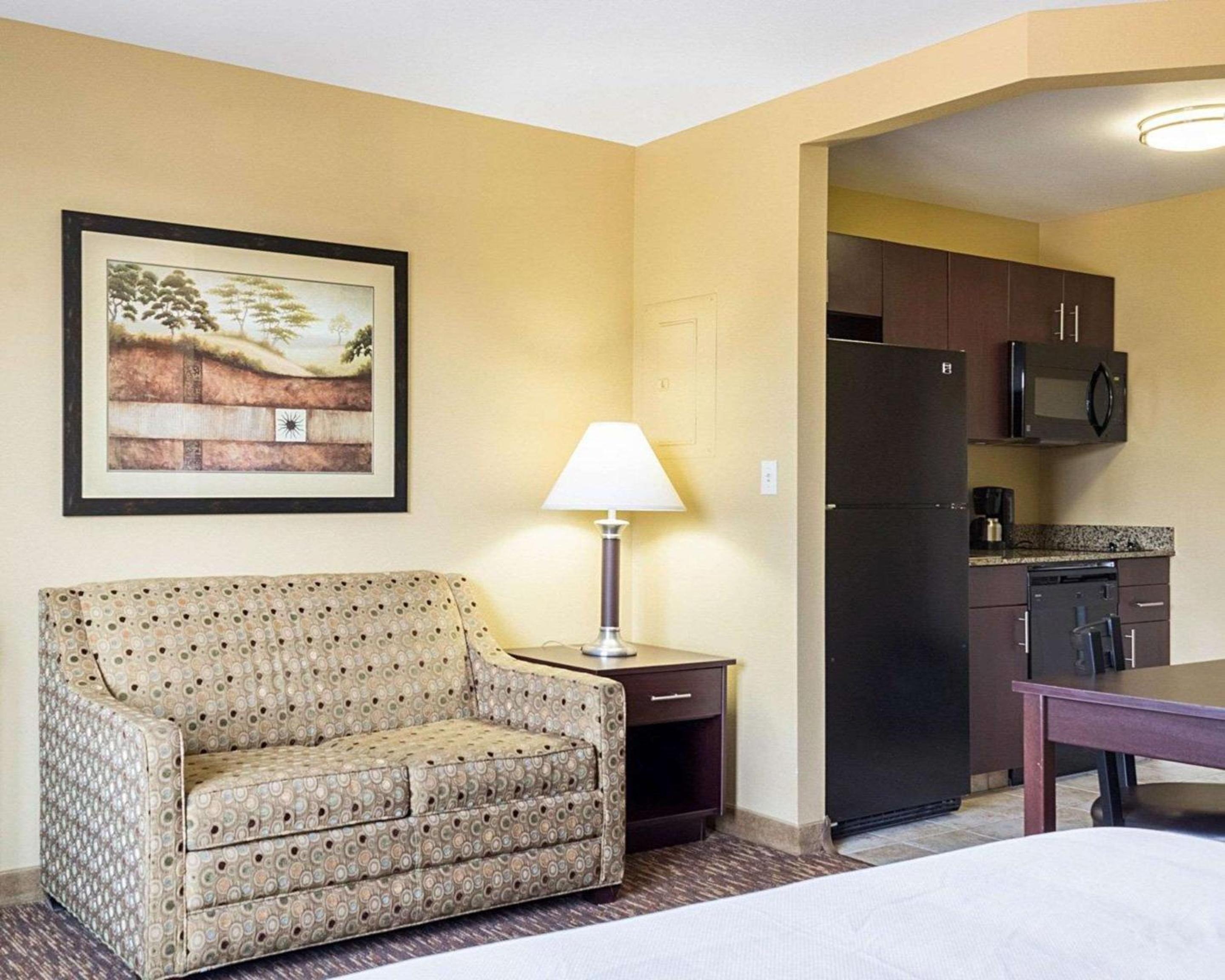 Minot Vacations - MainStay Suites Minot - Property Image 5