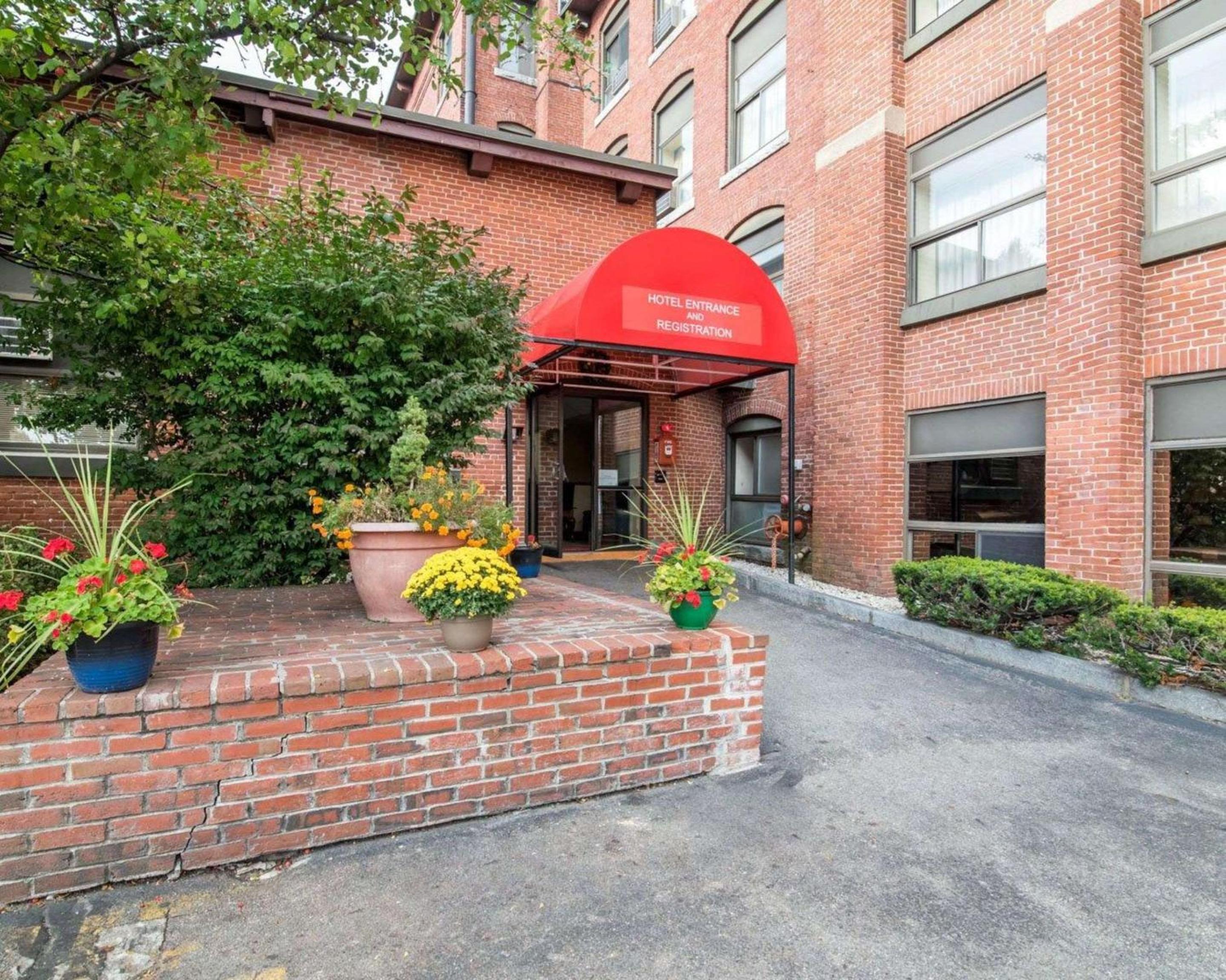 Econo Lodge Manchester view 2