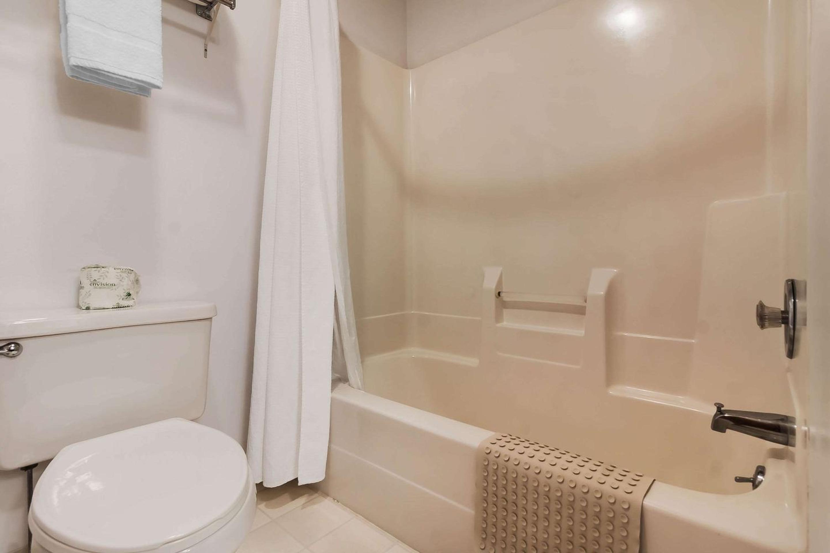 Rodeway Inn - Property Image 3