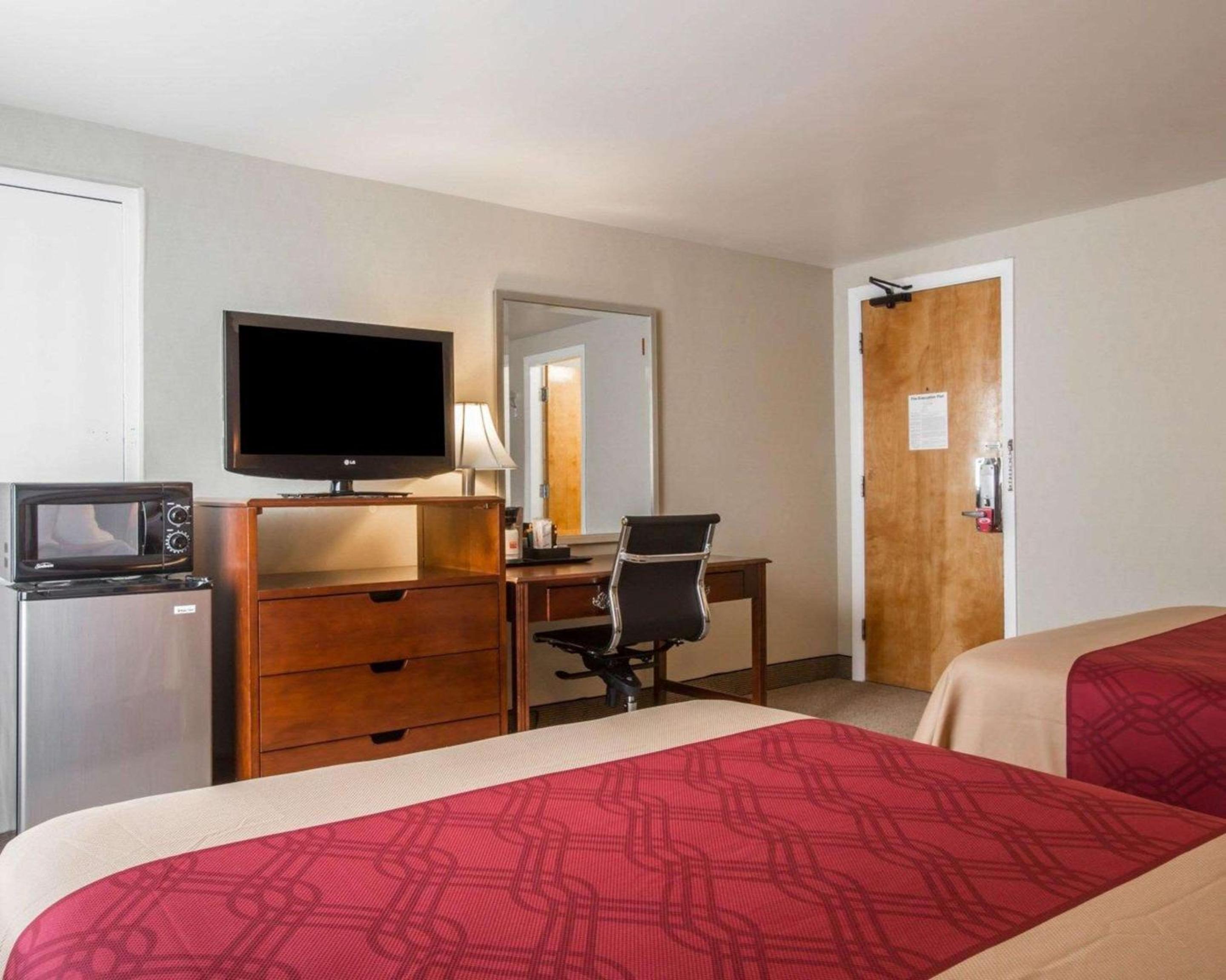Econo Lodge Lakes Region view 5