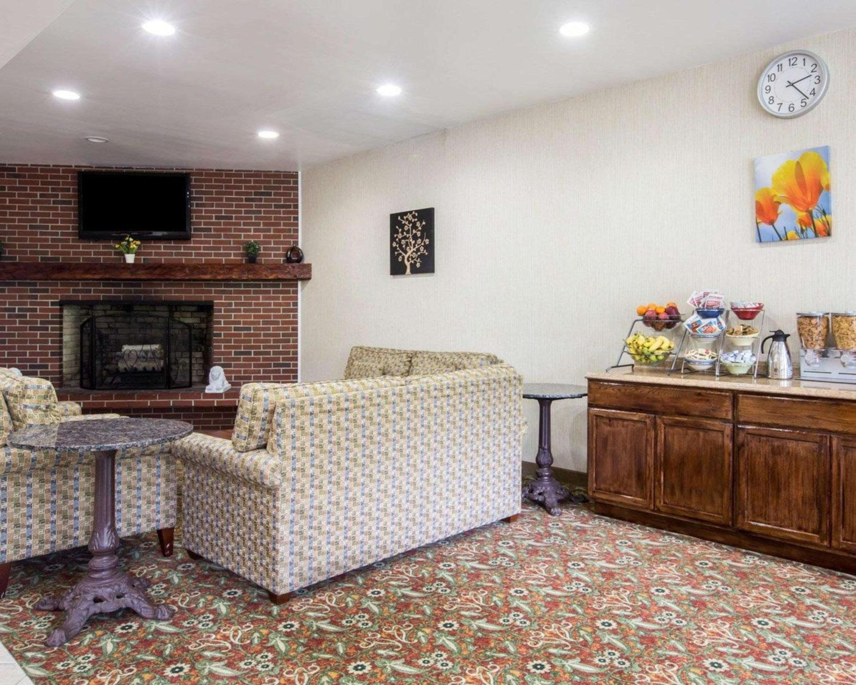 Econo Lodge Lakes Region view 4