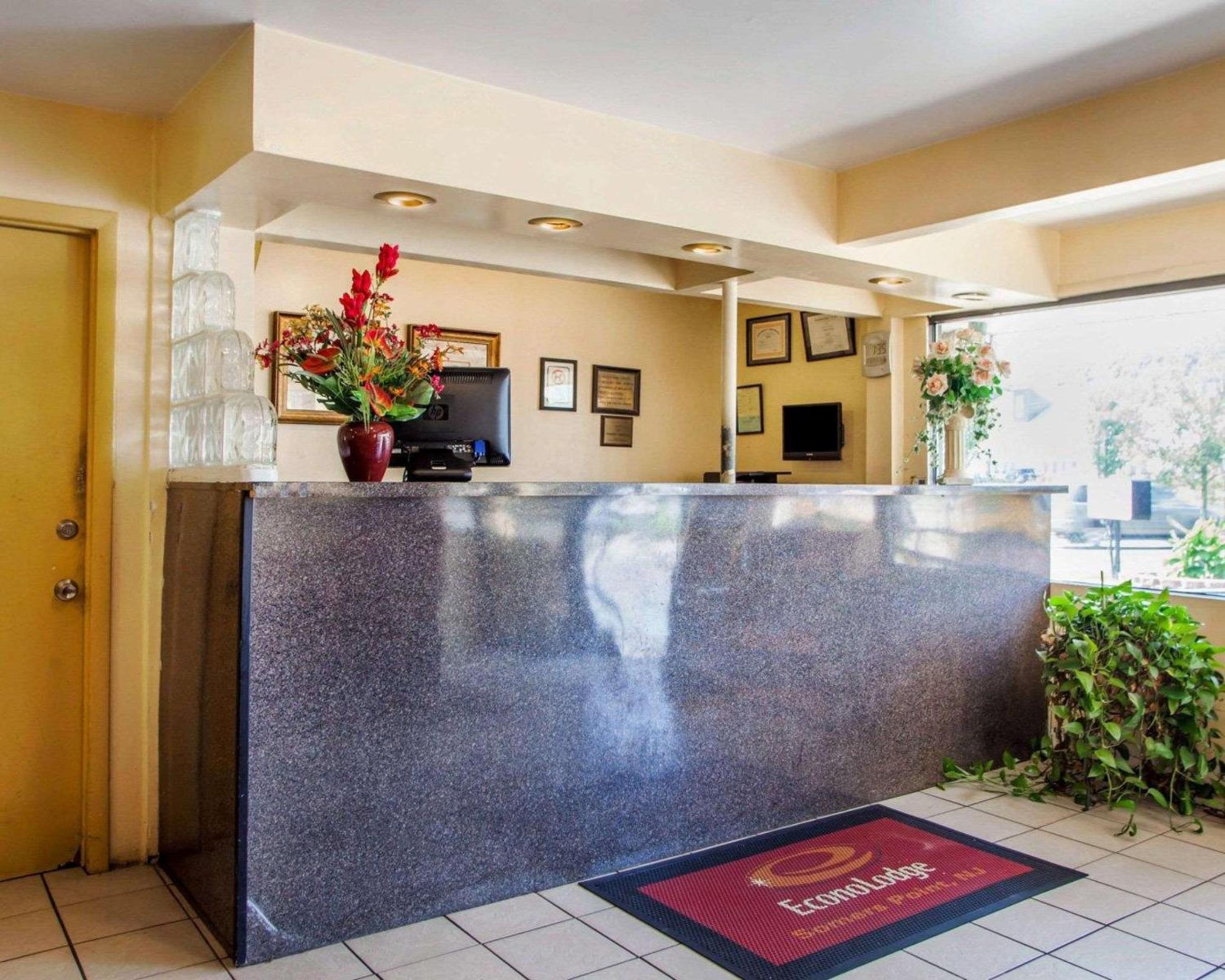 Pleasantville Vacations - Econo Lodge - Property Image 4