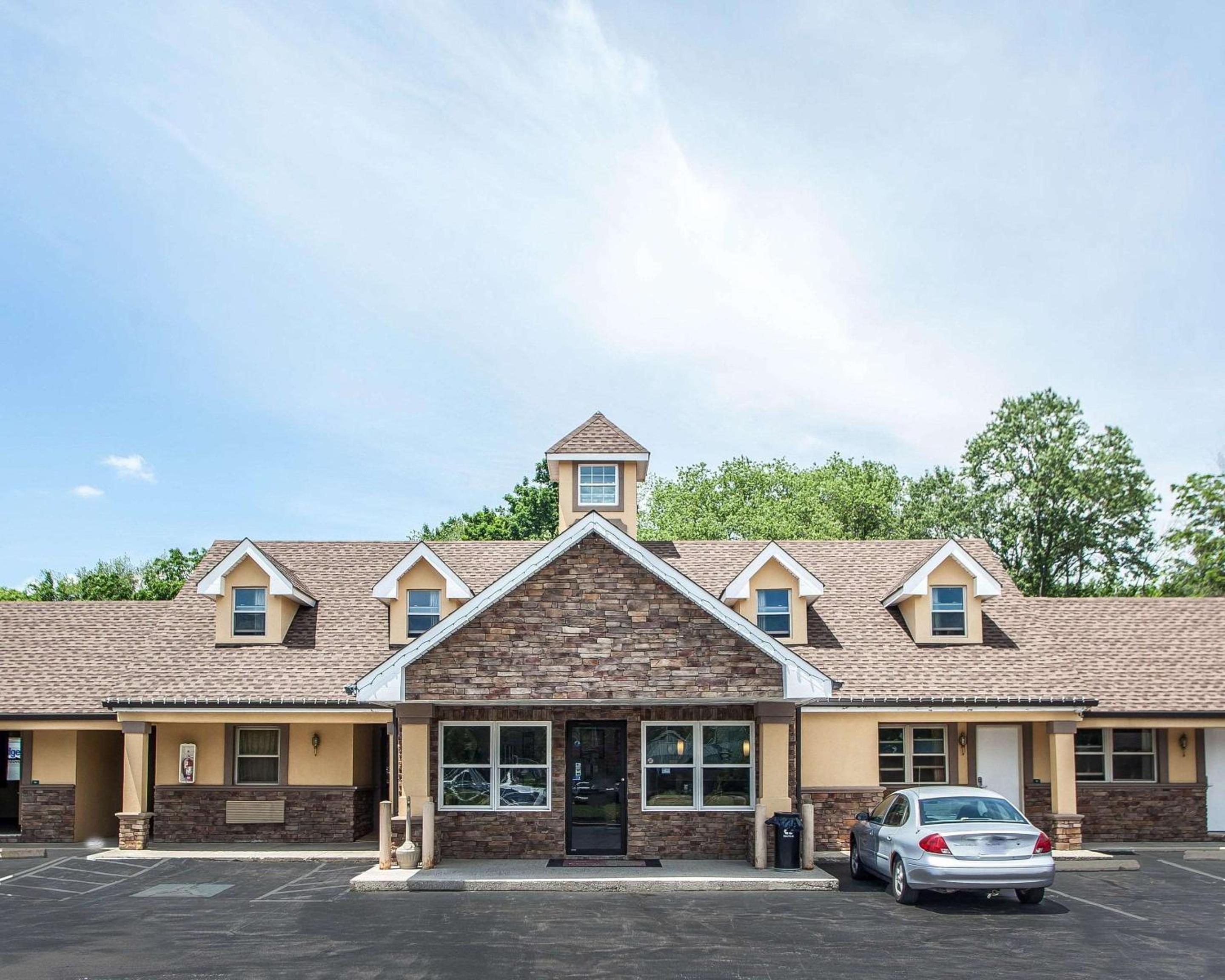 Econo Lodge Newton view 3