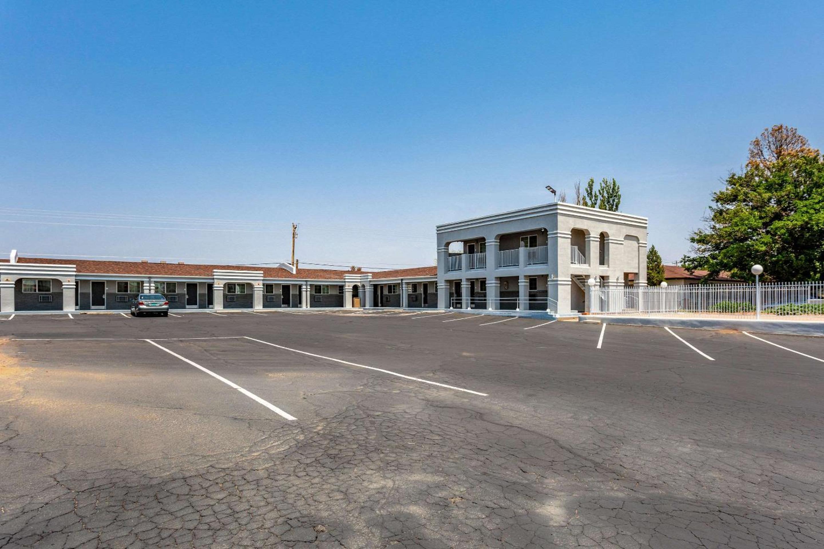 Econo Lodge Inn & Suites Santa Rosa view 3
