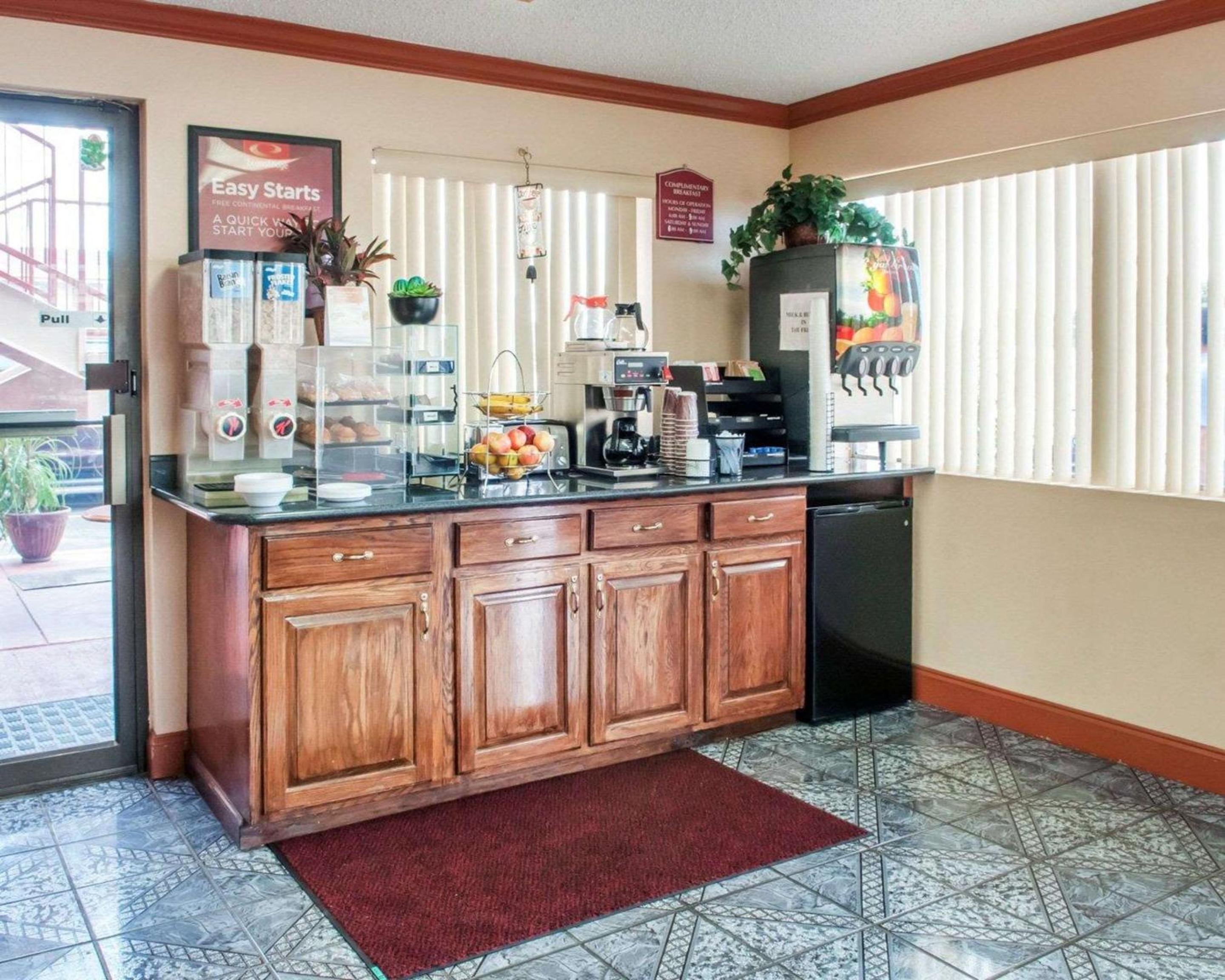 Econo Lodge Hobbs view 2