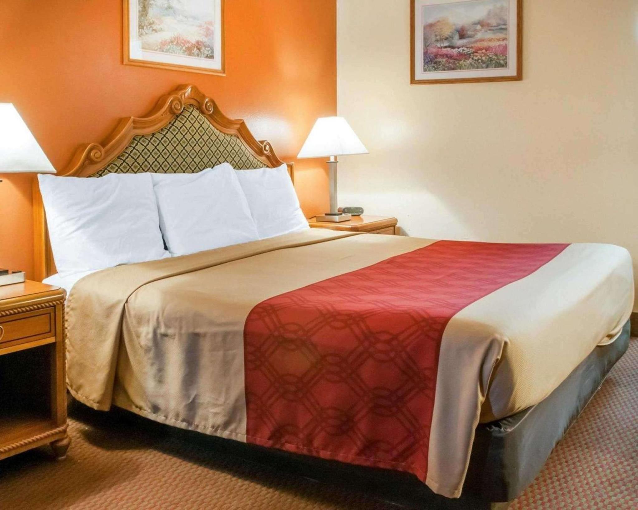 Hobbs Vacations - Econo Lodge Hobbs - Property Image 2