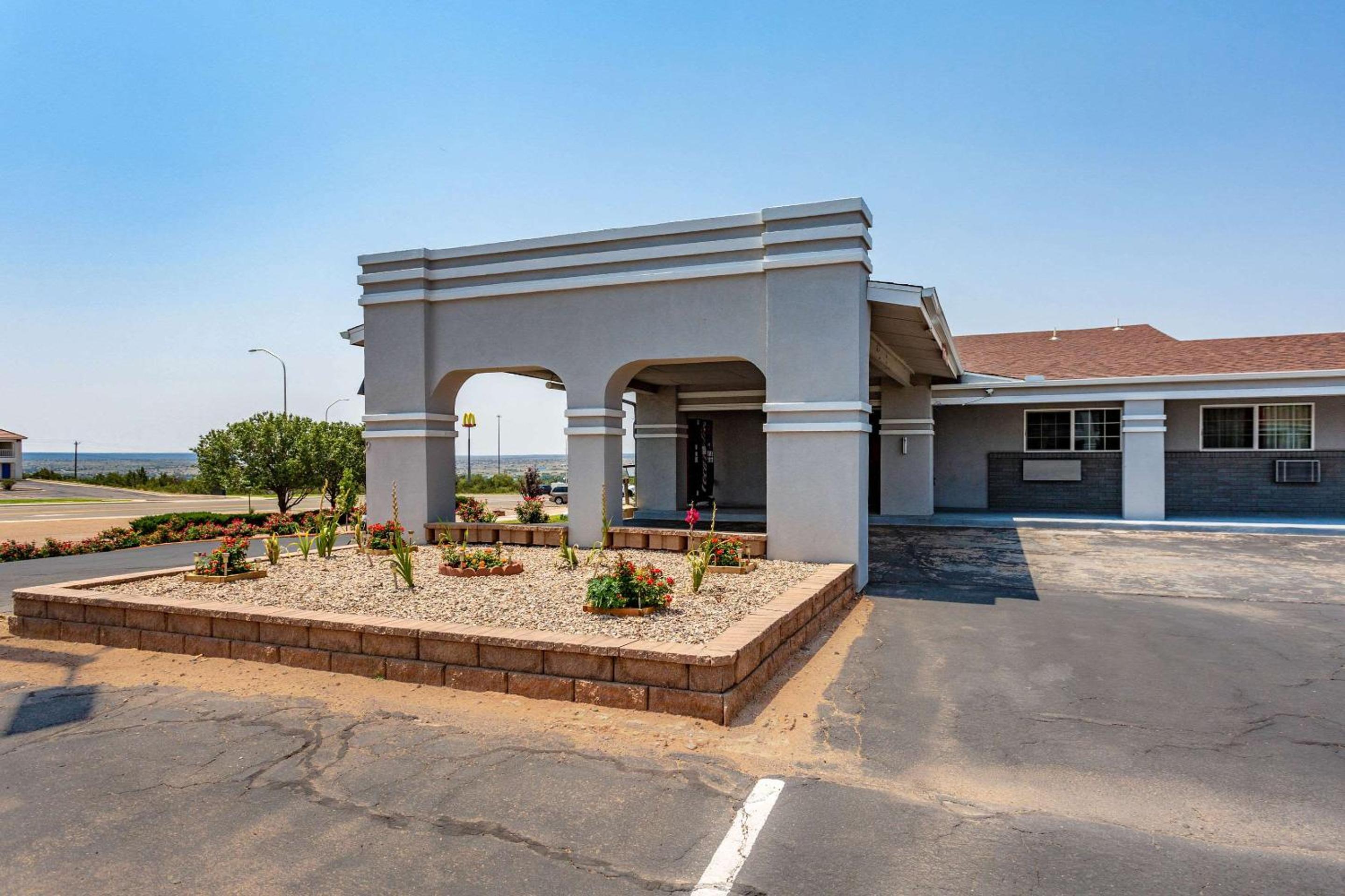 Econo Lodge Inn & Suites Santa Rosa view 2