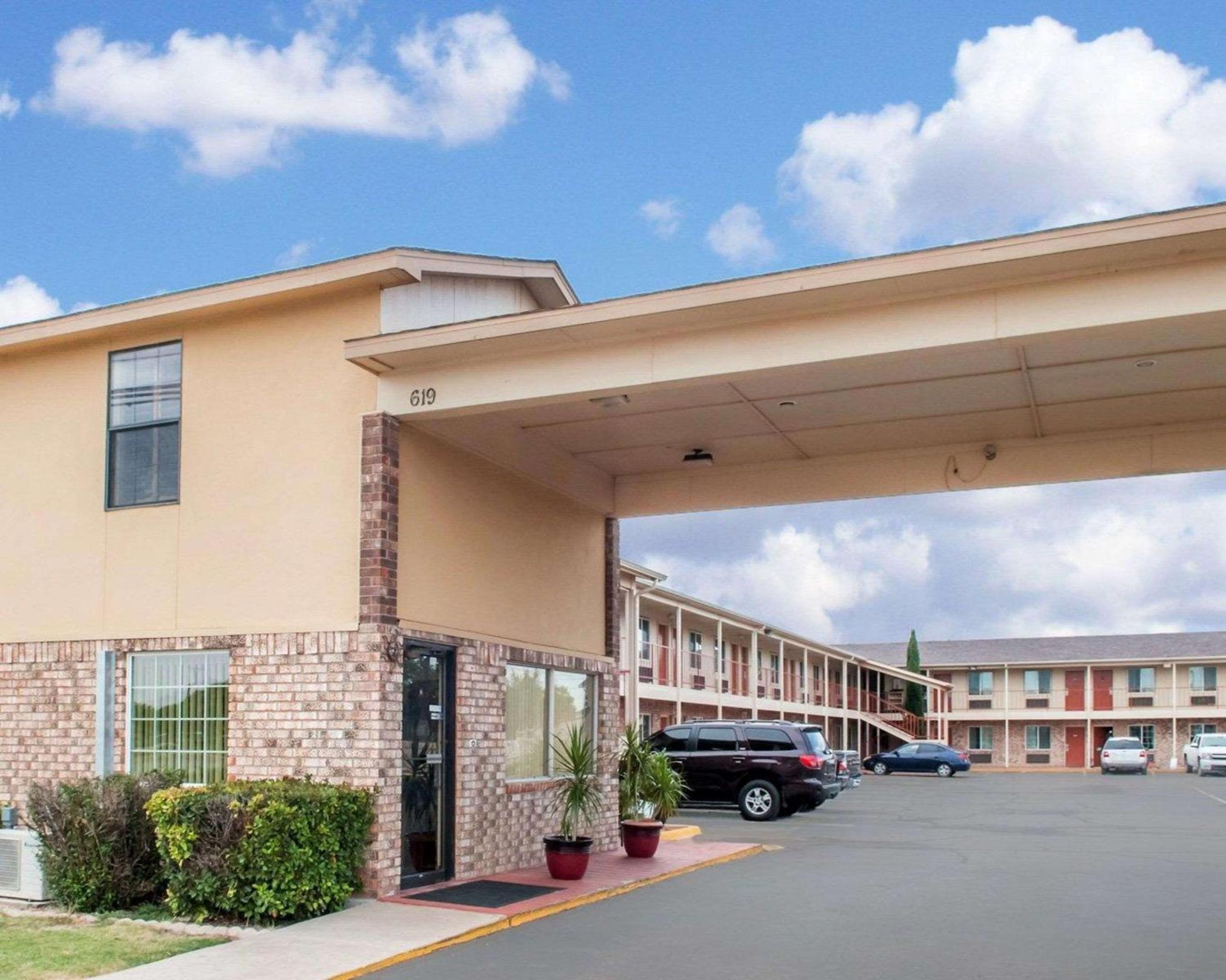 Hobbs Vacations - Econo Lodge Hobbs - Property Image 1