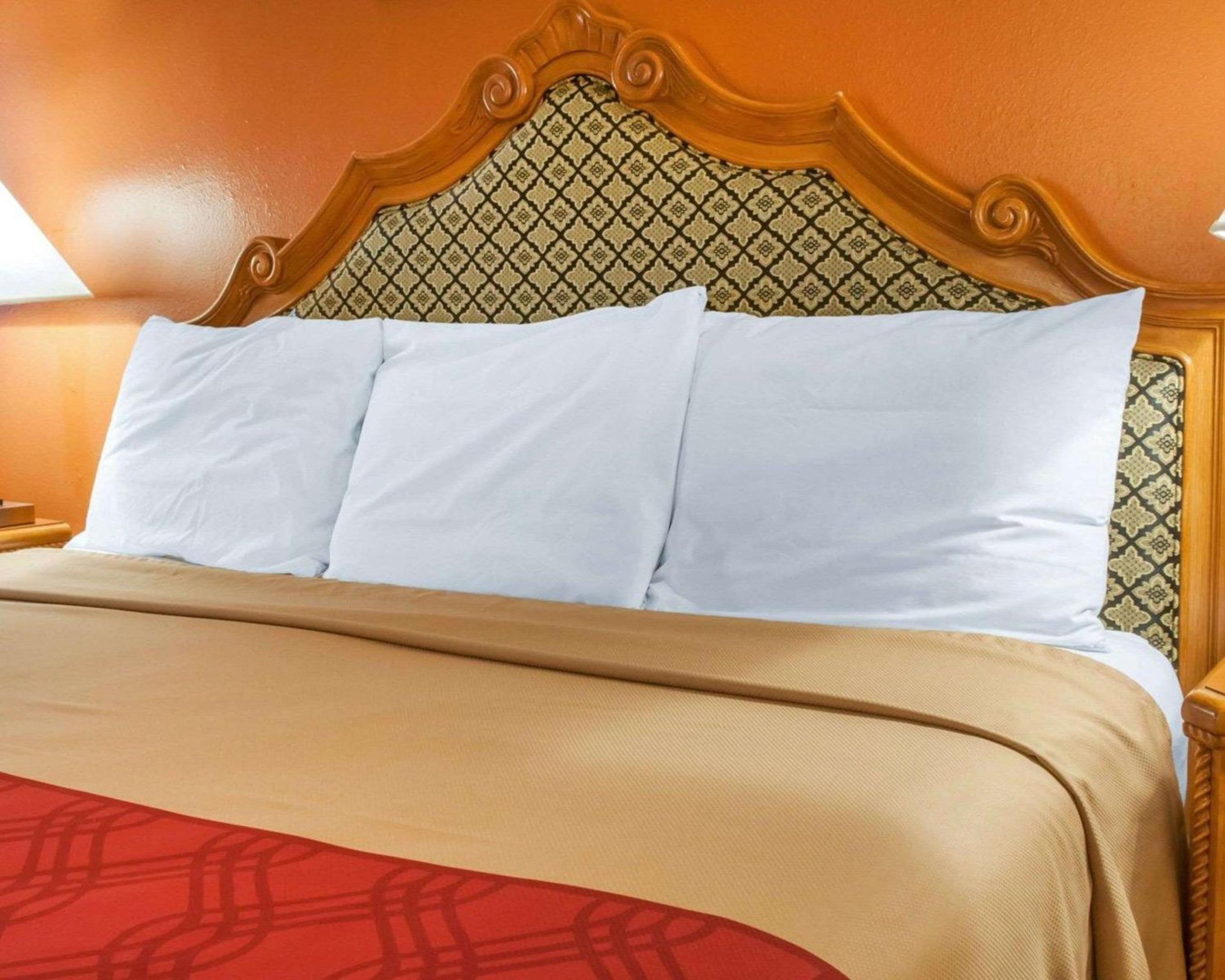 Hobbs Vacations - Econo Lodge Hobbs - Property Image 3