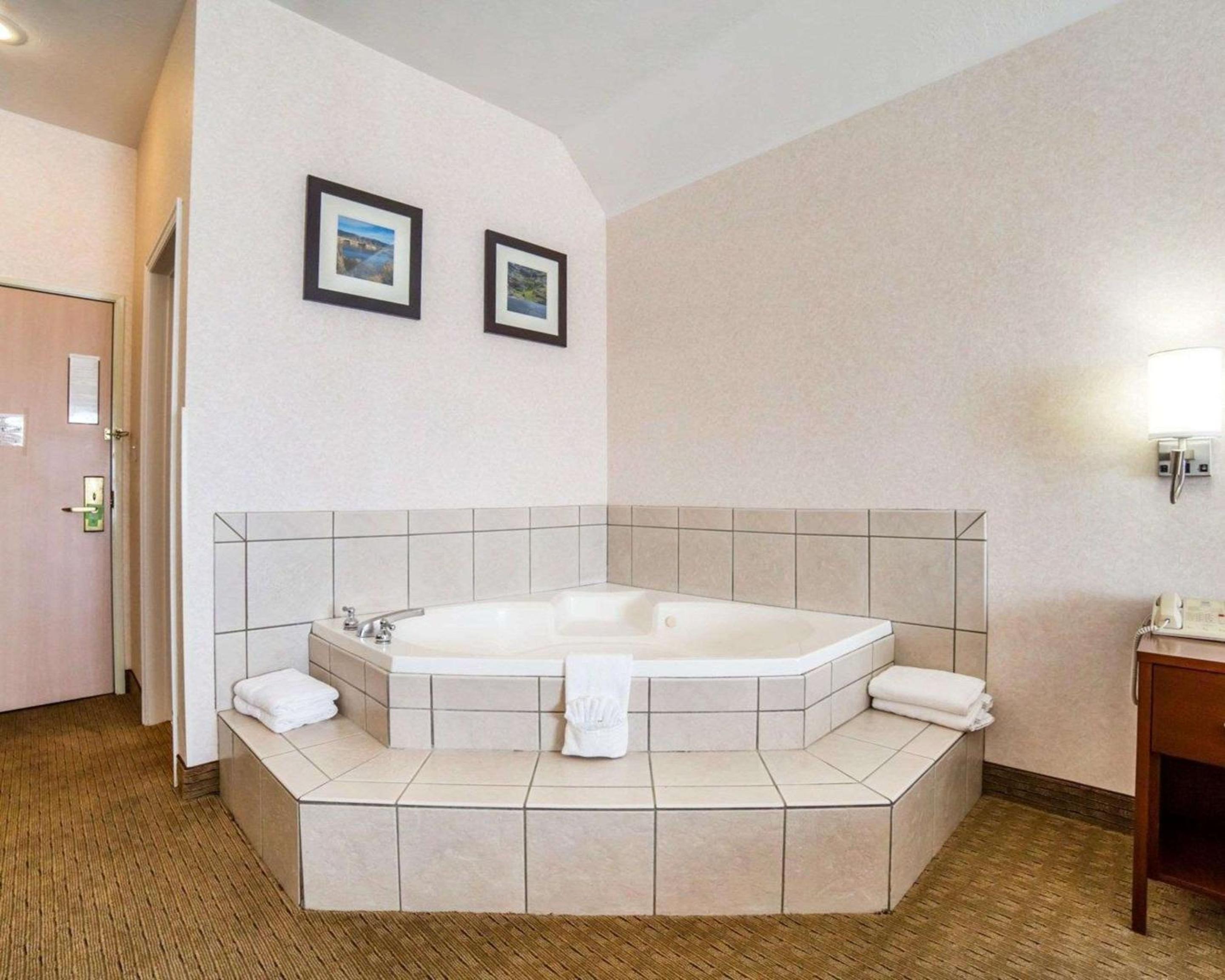 Elko Vacations - Comfort Inn Elko - Property Image 2
