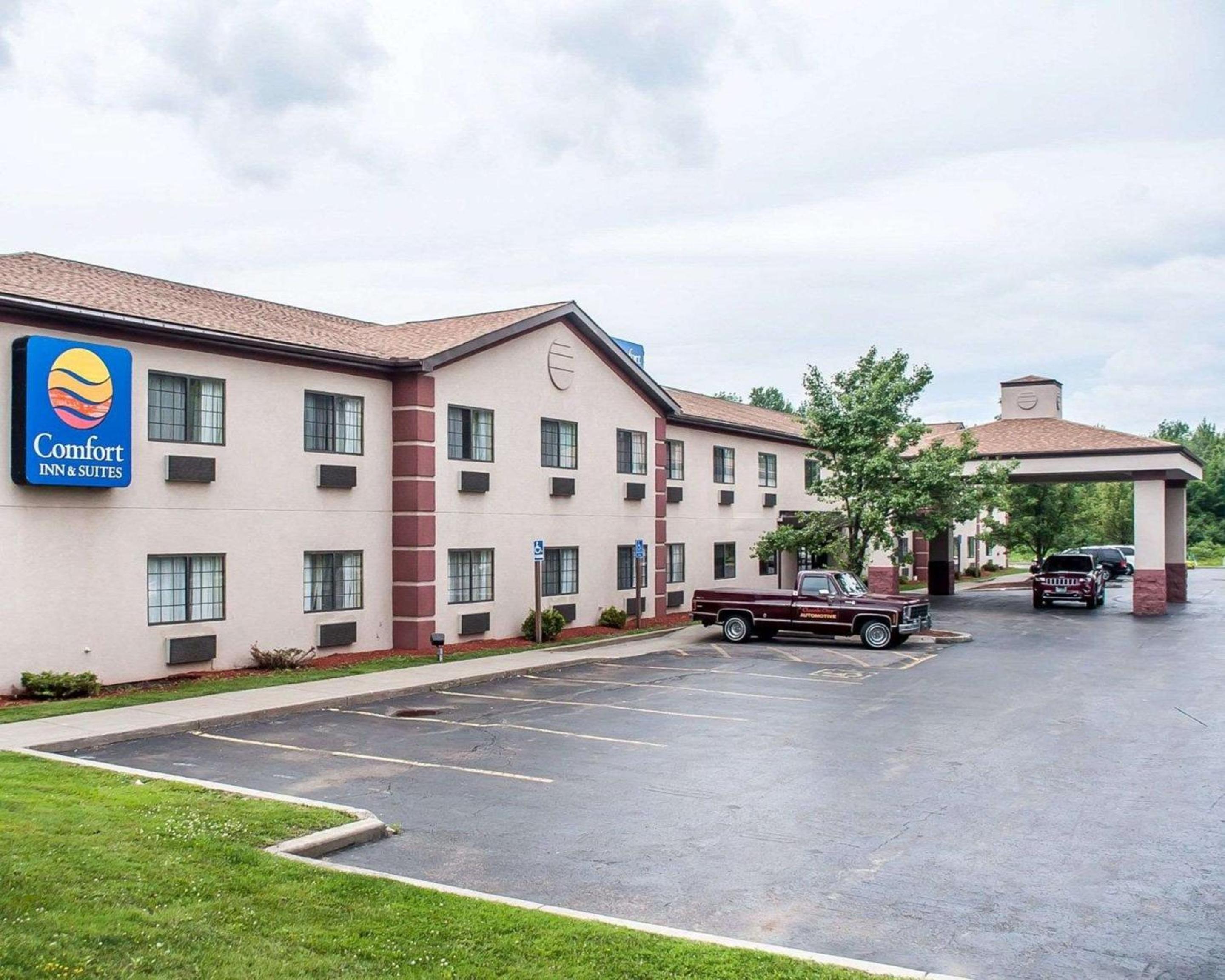 Hotel Comfort Inn & Suites - Image 1
