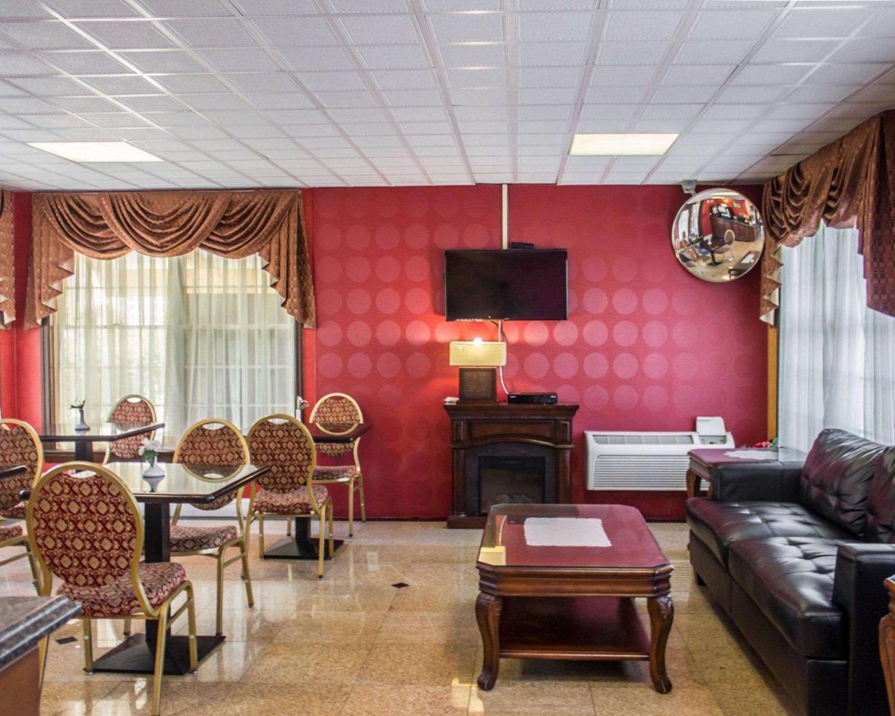 Rodeway Inn Huntington Station - Melville view 5
