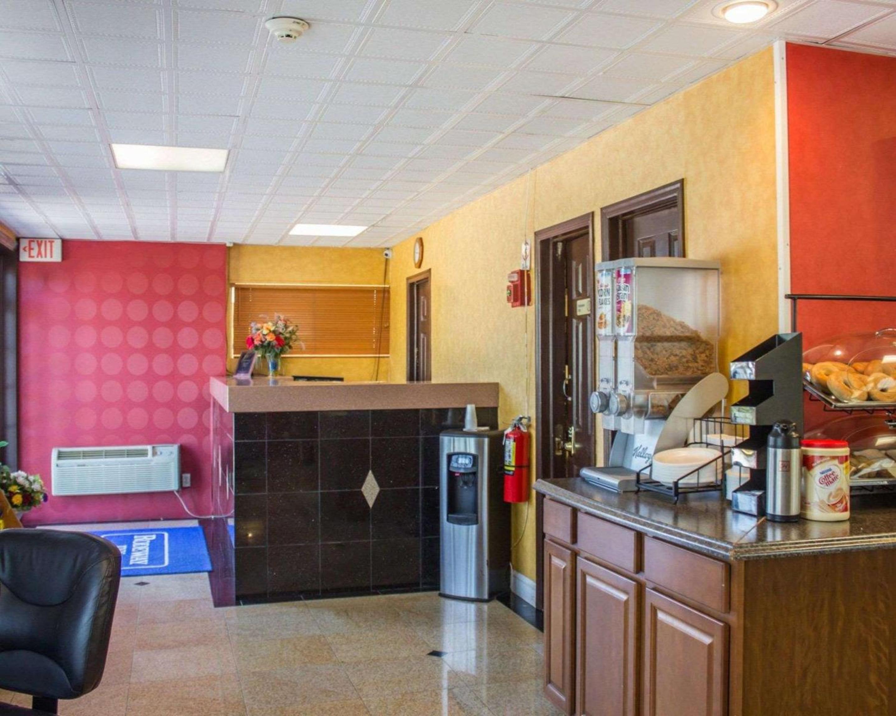 Rodeway Inn Huntington Station - Melville view 4