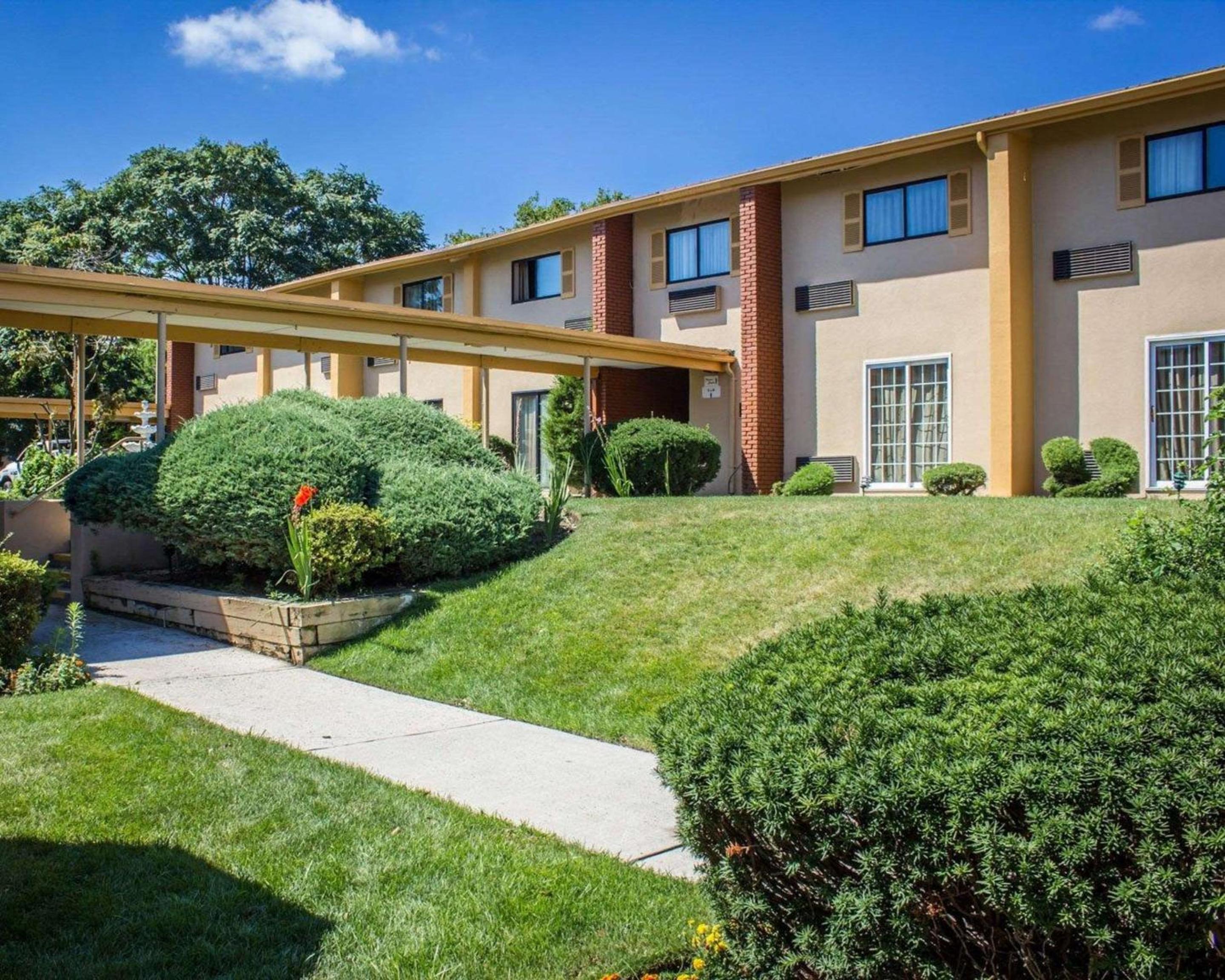 Rodeway Inn Huntington Station - Melville view 2