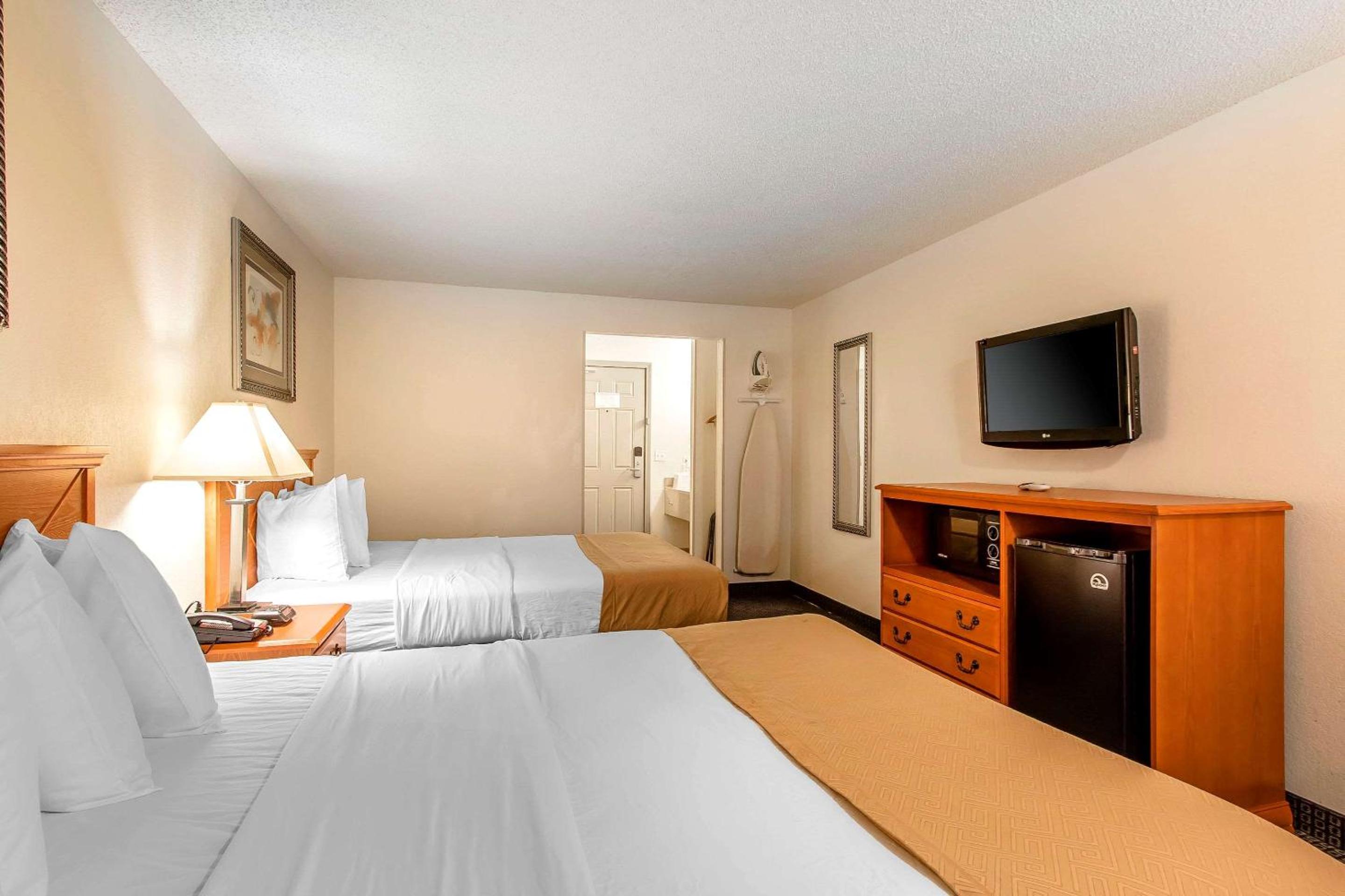 Brentwood Inn Clinton - Property Image 2