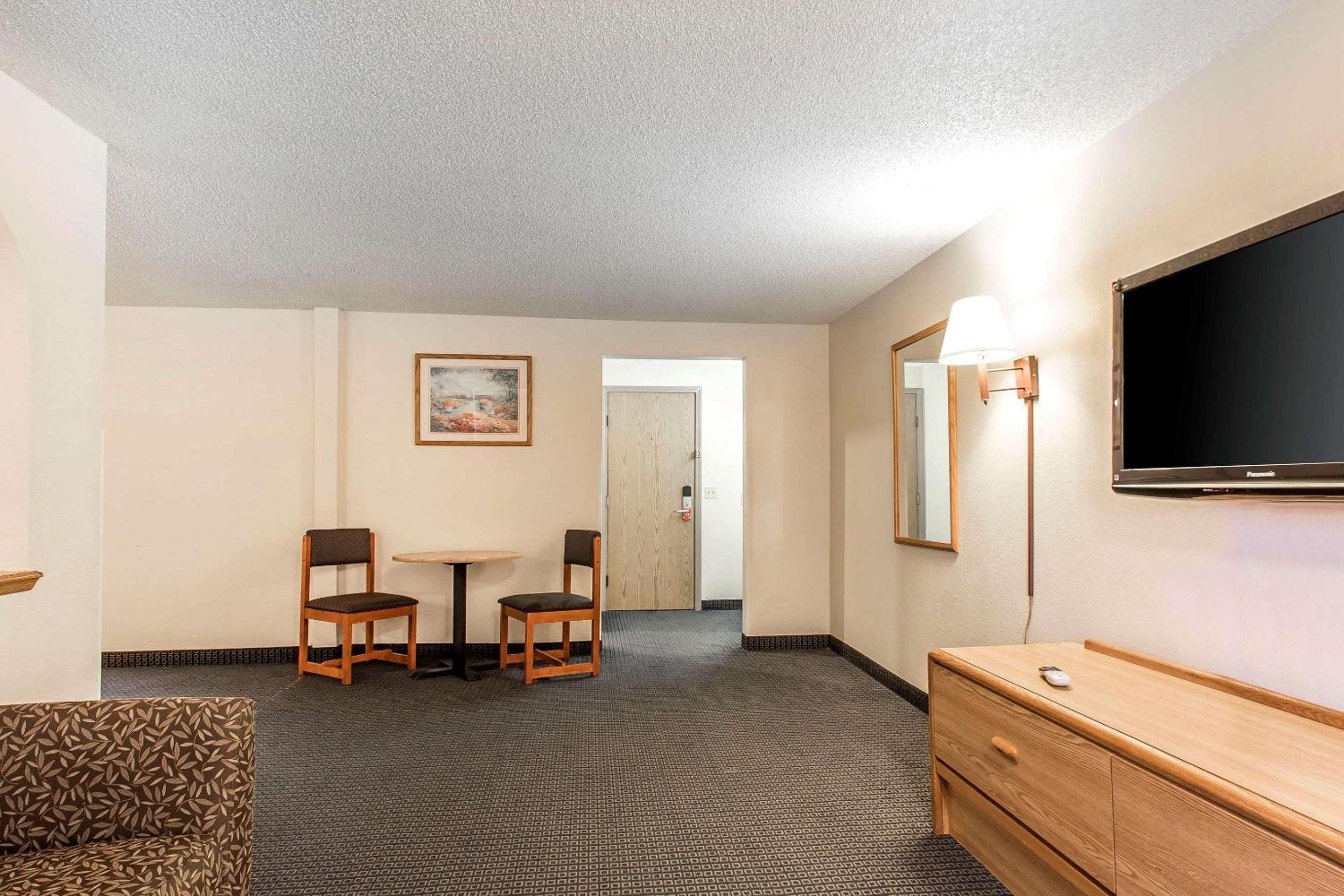 Brentwood Inn Clinton - Property Image 4