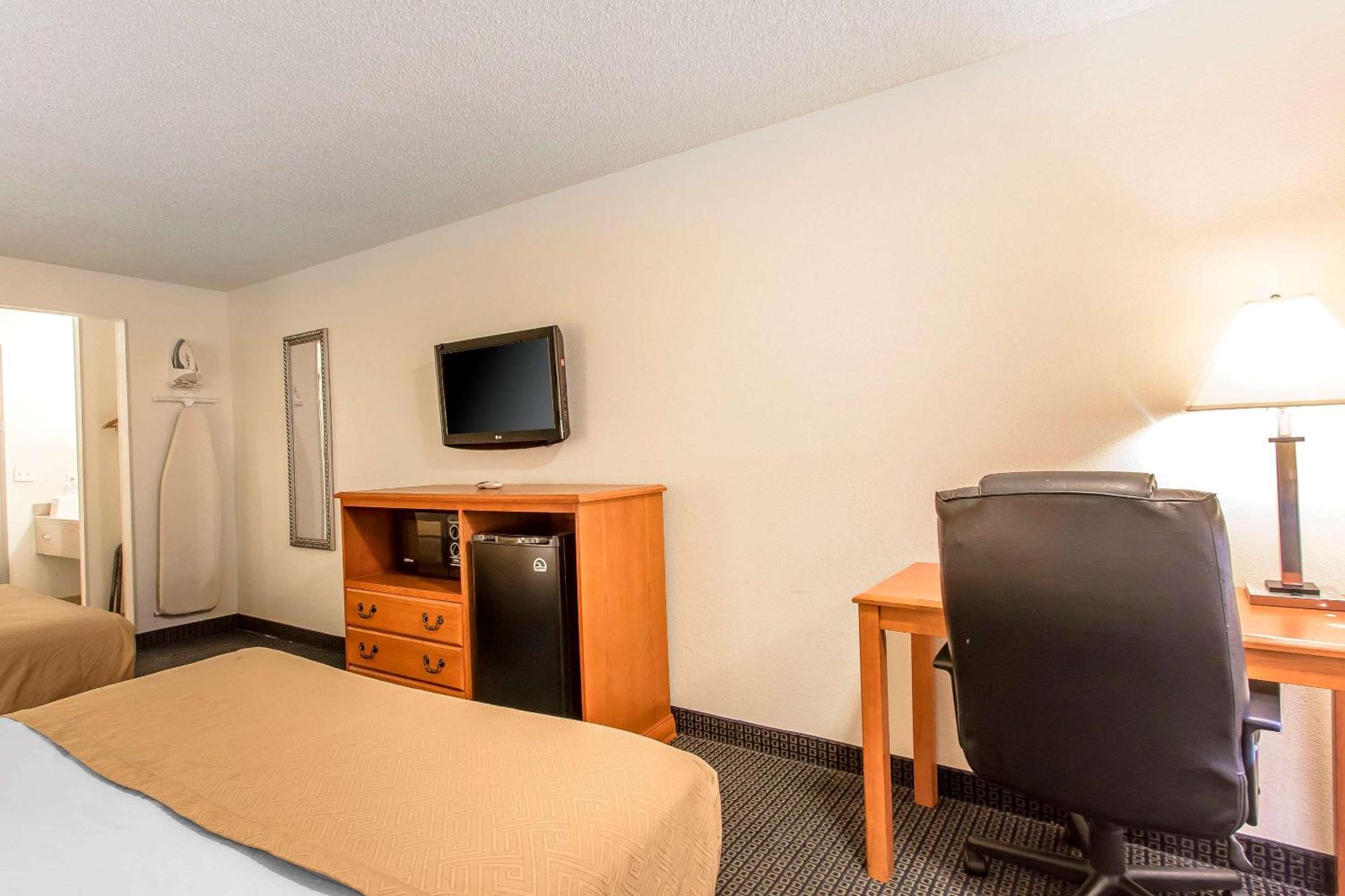 Brentwood Inn Clinton - Property Image 3