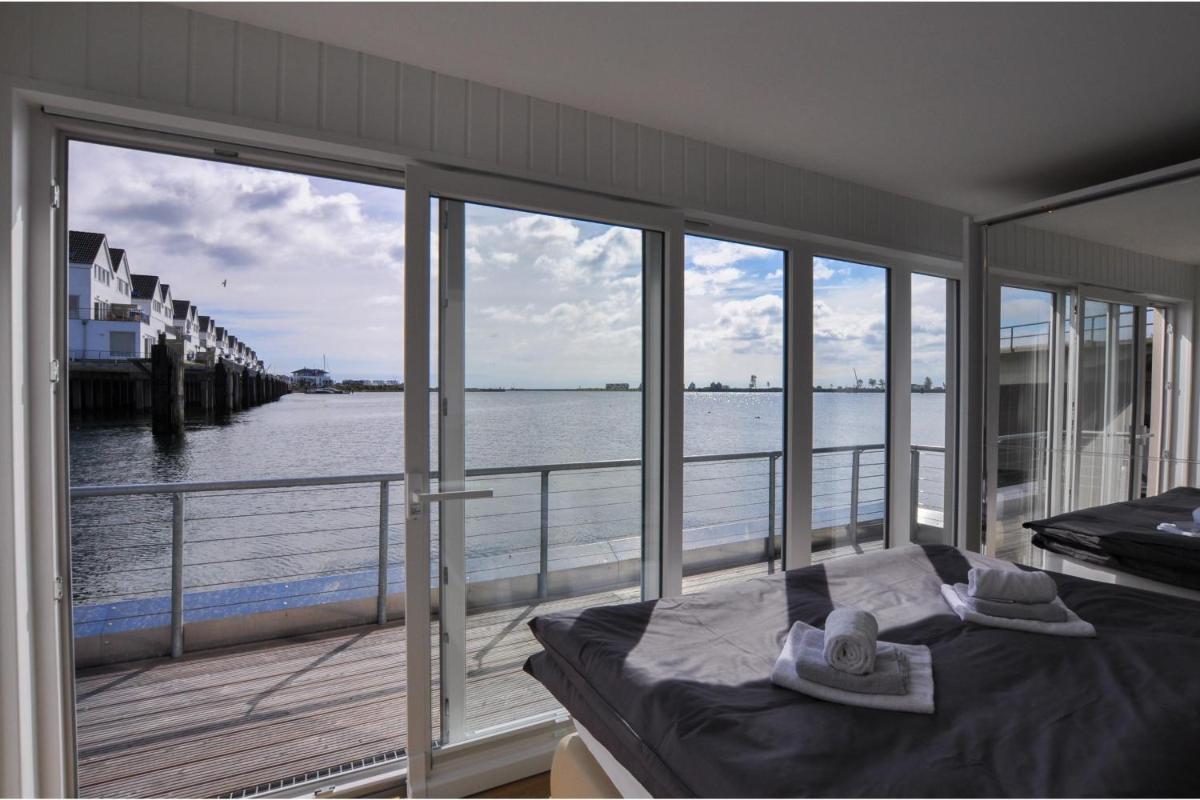Hotel Schwimmendes Haus Hausboot - Image 1