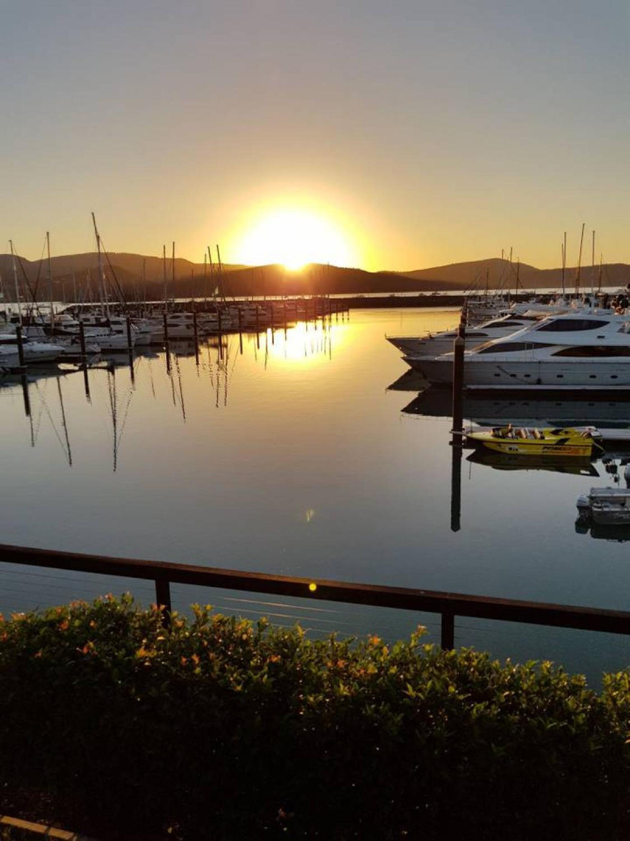 DAYDREAMING Airlie Beach, Water views & only 200m to boardwalk.