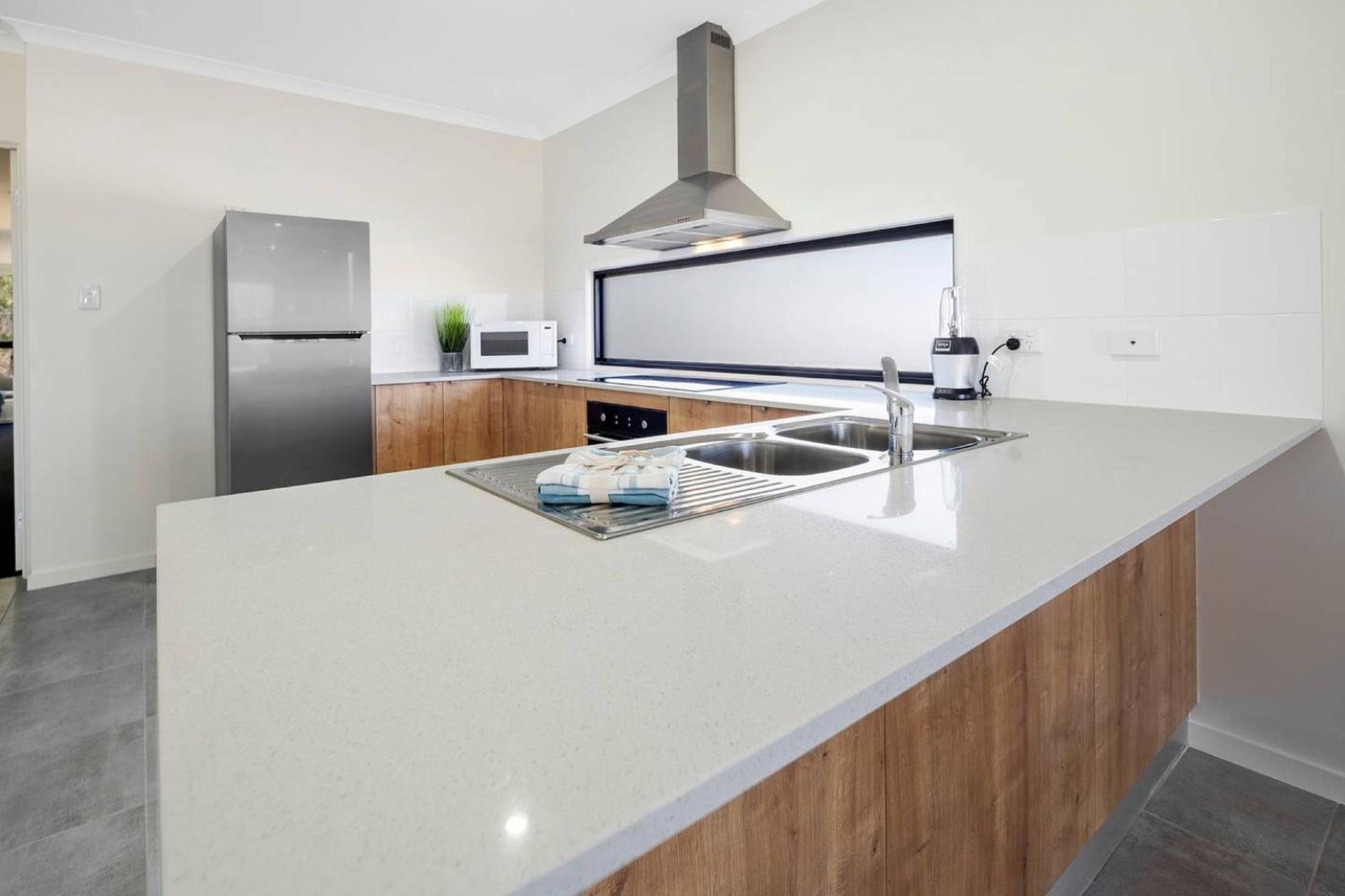 DAYDREAMING Airlie Beach, Water views & only 200m to boardwalk.