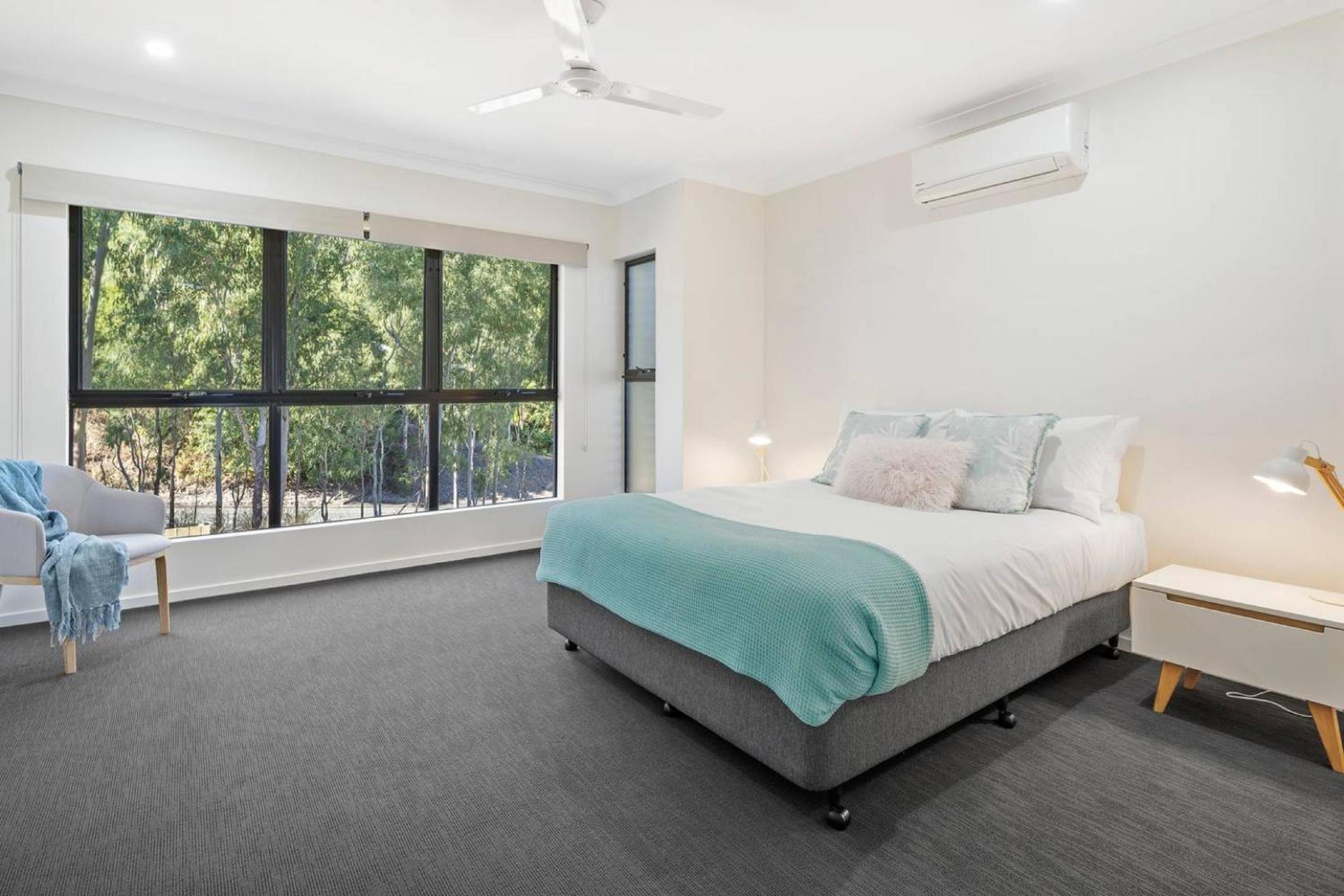 DAYDREAMING Airlie Beach, Water views & only 200m to boardwalk.