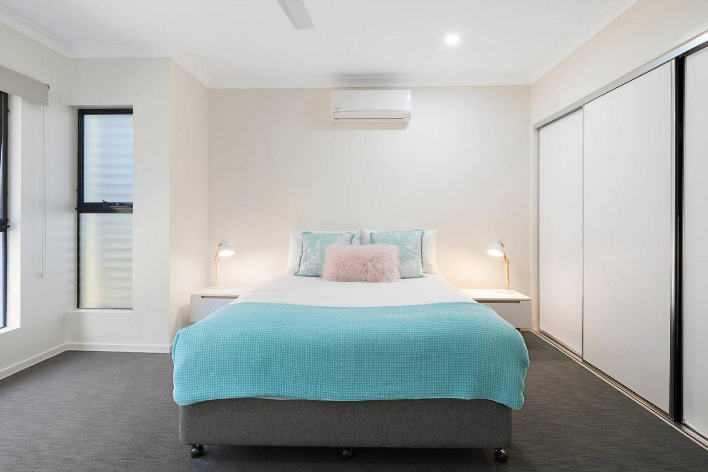 DAYDREAMING Airlie Beach, Water views & only 200m to boardwalk.
