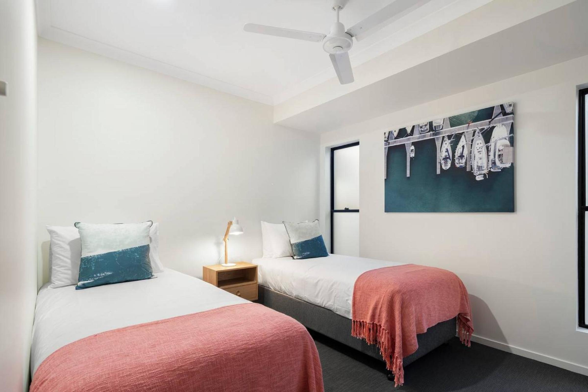 DAYDREAMING Airlie Beach, Water views & only 200m to boardwalk.