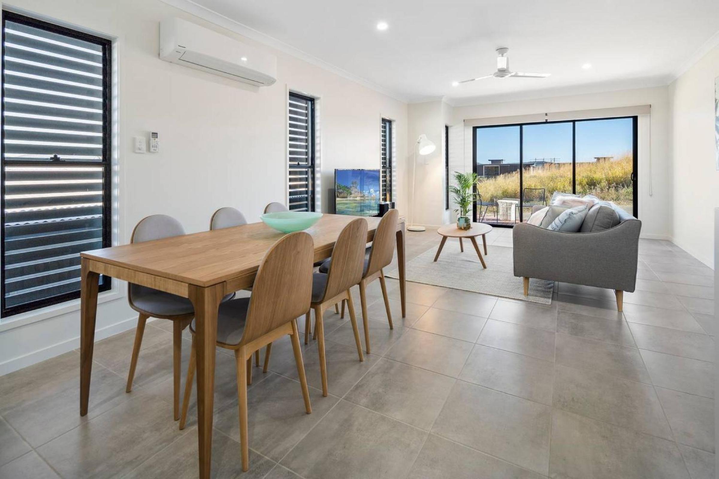 DAYDREAMING Airlie Beach, Water views & only 200m to boardwalk.